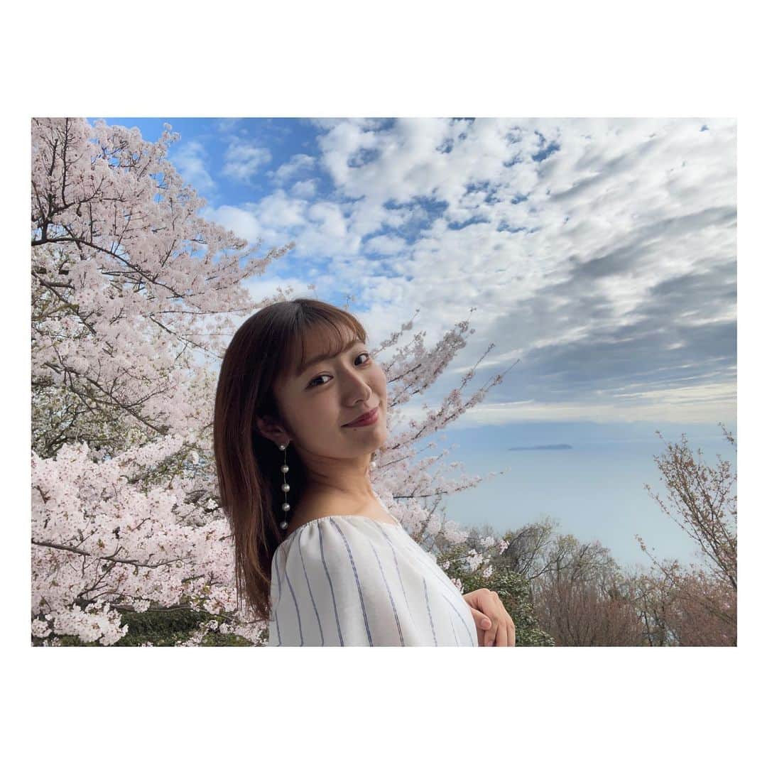 白戸ゆめのさんのインスタグラム写真 - (白戸ゆめのInstagram)「🌸 . 紫雲出山の桜！ 満開のうちに見に行けて良かった☺️ . 瀬戸内海と青い空と桜の コントラストがとても綺麗でした☁️✨ . #香川 #三豊 #紫雲出山  #紫雲出山の桜 #花見 #ノンフィルター #絶景 #日本の絶景 #桜の名所 #観光 #四国 #荘内半島 #カメラ女子」4月4日 22時50分 - yumeno.s_