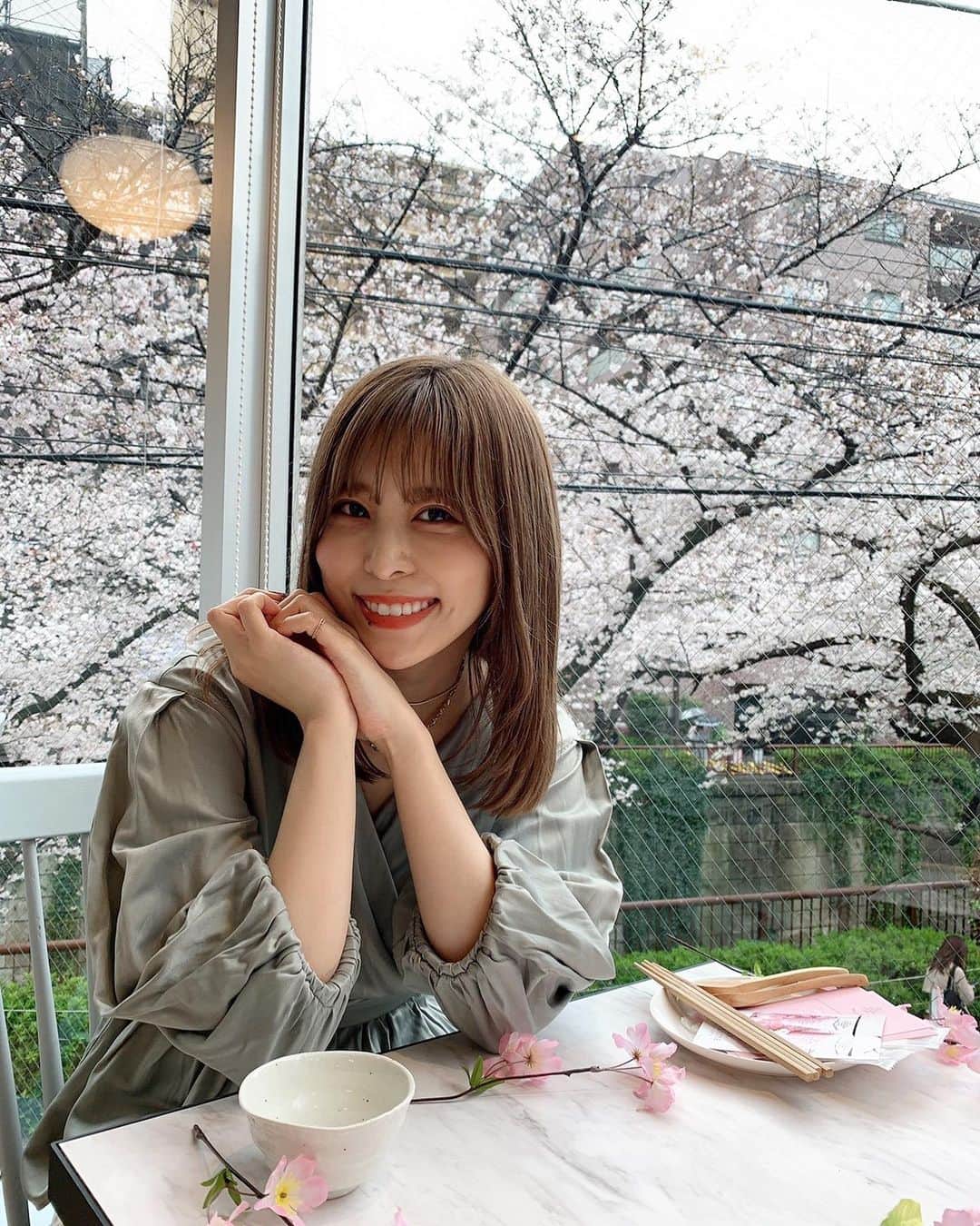 桃衣香帆さんのインスタグラム写真 - (桃衣香帆Instagram)「もう桜散っちゃいましたね🌸🐈」4月4日 22時52分 - momoikaho