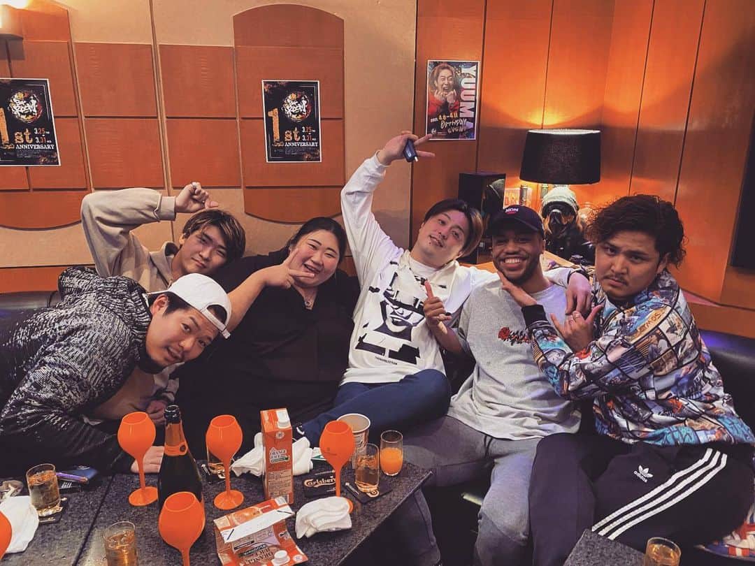 Richesのインスタグラム：「OXYGENの従業員連れてroomさんに遊びに行ってきました！ 1周年おめまるくんです㊗️✨✨ ・ ・ #anniversary #リチェス #パリピ #youtube #youtuber #金髪 #黒人 #ハーフ #番号教えて #ガンパリマジック #由比ヶ浜 #tバック #歌舞伎町 #新宿 #東京 #入間 #埼玉 #ガーナ #南魚沼 #新潟 #riches #tokyo #japan #ghana #hiphop #party #love #instagood #happy #followme」