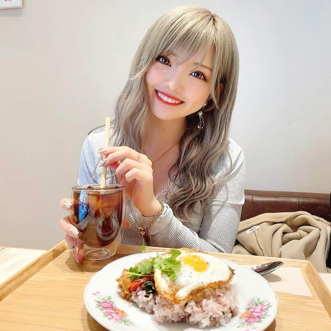 みきでりさんのインスタグラム写真 - (みきでりInstagram)「同期がやってる大阪のカフェ☕️🎧💓 @hightouchsuminoe  店内のあらゆるポイントがポップなテイストで、 壁アートとDJ機材がめちゃ可愛い❣️ もちろんご飯とコーヒーもスーパー美味しい💓 コンセント付きのテーブルもあるから 作業Dayに使うのもとっても良き良き。  ㅤ ㅤ いやー、それにしても、、 元会社の同期が自分のカフェを 開いてるって本当に凄いことだし、 それに加えてカップルでやってるなんて 更に憧れちゃうなー！尊敬！！✨✨ ㅤ ㅤ 大阪近辺の方々はぜひ行ってみてね🥳💖 宜しくお願い致します〜〜✨✨ ㅤ ㅤ ㅤ ㅤ ㅤ ㅤ ㅤ ㅤ #ハイタッチ#コーヒー#カフェ#大阪カフェ#住之江#カフェ巡り#関西カフェ#ノマド#ノマドワーカー#コンセントカフェ#電源カフェ#ガパオライス#ガパオ#ランチ#ランチメニュー#大阪ランチ#ハイトーン#ハイトーンカラー#ロングヘア#プルエクステ#金髪#コーヒータイム#カフェラテ」4月4日 23時10分 - mikidelicious