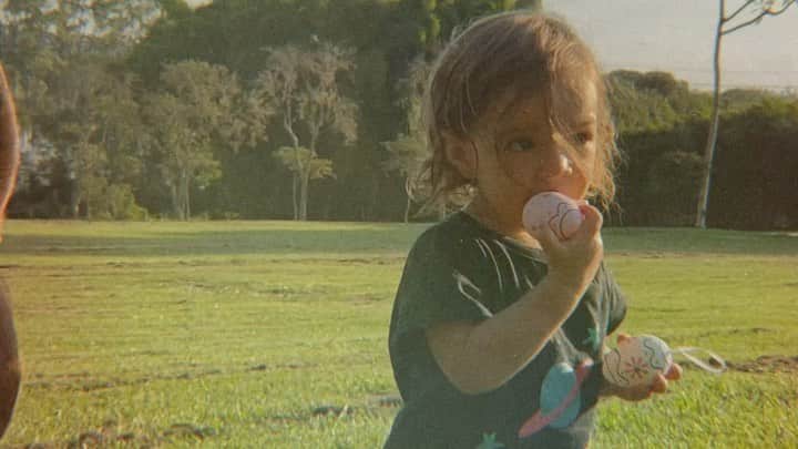 Chay Suedeのインスタグラム：「primeira caça aos ovos da quinquinha 🐰🥚 @neivalaura @manuela.maluf @patrimaluf」