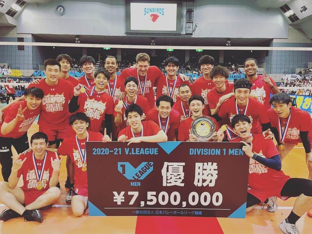 大宅真樹のインスタグラム：「支えてくださった全ての方々、ありがとうございました🥇🏆💪😎  #サントリーサンバーズ  #vleague #優勝 #応援ありがとうございました #感謝 #zamst #underarmour」