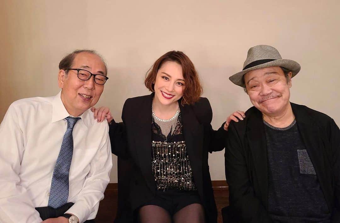 米倉涼子のインスタグラム：「そして最終日を飾ってくださったゲストは、﻿ 大切な大切なお父さんとお父さん。﻿ いや大尊敬の先輩俳優！﻿ 岸部一徳さん﻿ 西田敏行さん﻿ 本当にありがとうございました！﻿ お二人のお陰ですこーしリラックス出来ました❣️﻿ コロナ禍でずーっと会えなかったから泣ける程嬉しかったです﻿ 改めてありがとうございました！！﻿ ﻿ ﻿ And to close my very last day,﻿ Ittoku Kishibe san and Toshiyuki Nishida san came to join me as special guests❤️﻿ ﻿ I am super grateful and my big thank you goes to both of them because they're are both like my father！﻿ ﻿ It almost made me cry because I got to see both of them for the first time since coronavirus has started🥺😊﻿ ﻿ Again,﻿ thank you so much for coming!  @cottonclubjapan  #西田敏行  #岸部一徳  #DISFRUTA #大切な人」