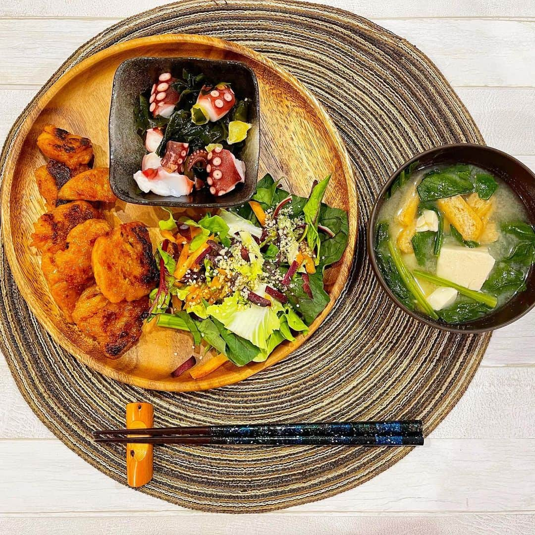 滝沢ななえさんのインスタグラム写真 - (滝沢ななえInstagram)「今日のハニ飯。 引き続き🐮🐷🐔は摂取しない生活です。 痩せよう！とか そういう目的じゃないので 身体作りとは違うベクトルですみません。  でもプラントベースでやっていけるなら その方が良いかもと考えが変わったので そうしています。  結果、身体にもポジティブな変化があれば良いなと。  献立は ・グリーンサラダ ・タコとわかめの酢の物 ・ソイミートのヤンニョムチキン ・わかめと豆腐の味噌汁  ソイミートは初めて食べたけど 確かにチキンっぽかった！ この日の食事も身体に優しくて 美味しかったです(^^) #ハニ飯 #ペスカタリアン」4月5日 9時33分 - nanaetakizawa