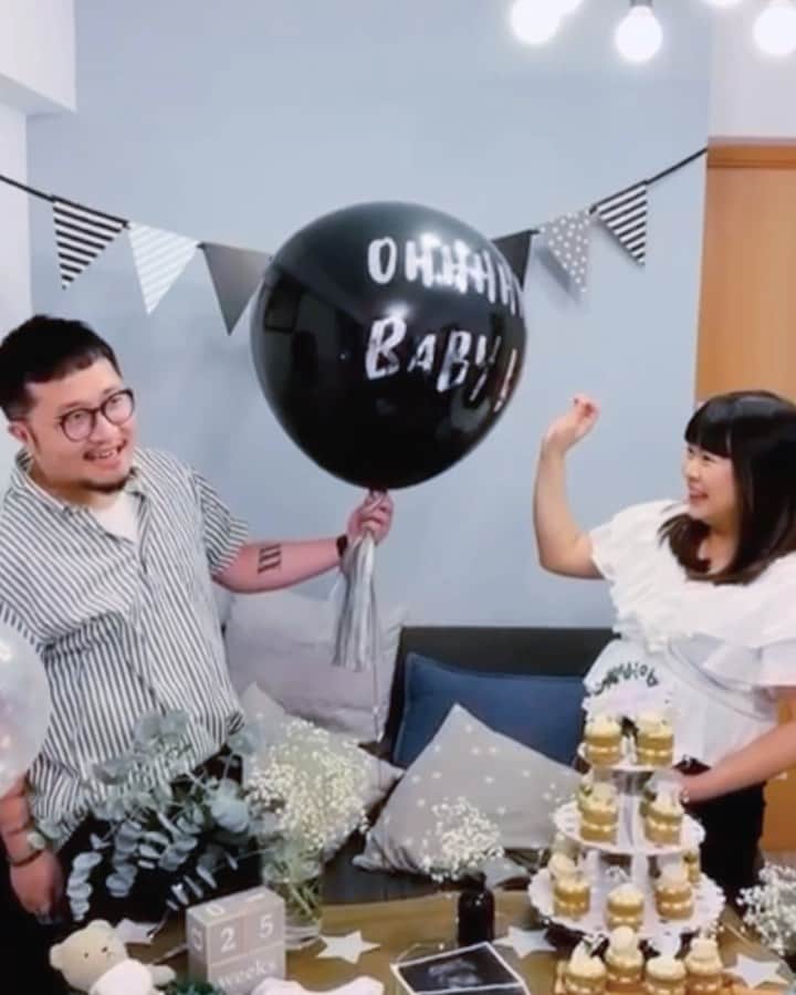 s ᴇ  ɴ ᴋ ᴄのインスタグラム：「👦🏻 Yeah it’s a BOY! 「仔呀，係仔呀！」 Best moment to see all your reactions ❤️ #genderreveal  #GiveMyWifeANewBoyfriend #seanalogue .」