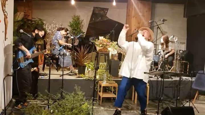 のインスタグラム：「歌や音楽が全てじゃなくて 学校や仕事も全てじゃなくて  行けない、出来ない、笑えない 1人1人の立派な個性で  悪いところもあれば いいところもある  新生活！新たな1日の始まり チャンスが君を待ってる 今日も生きよう！イェイ」