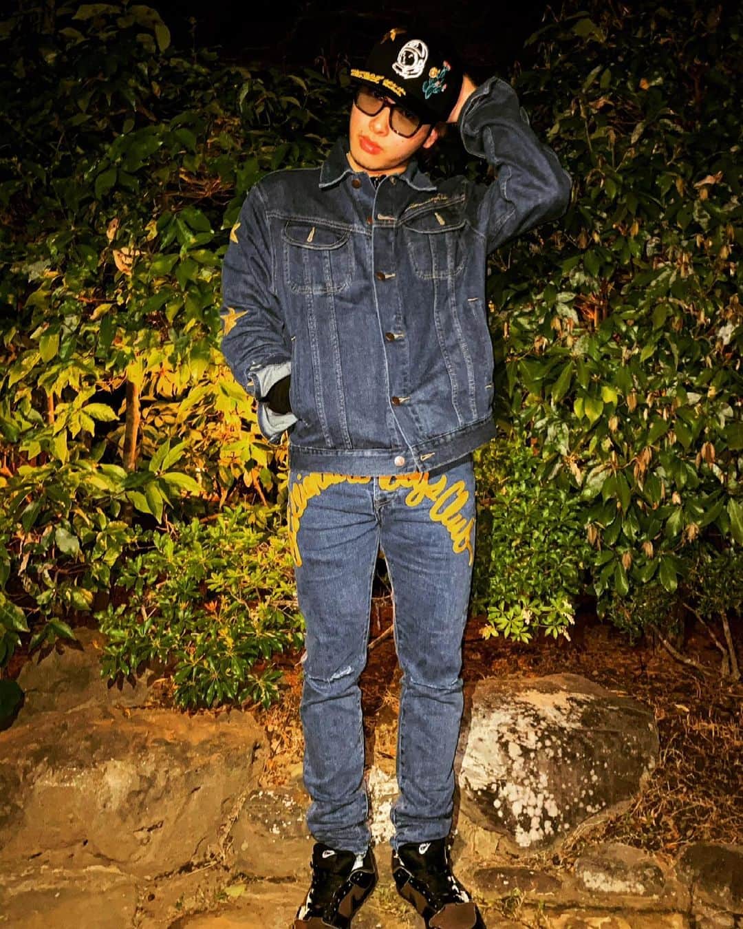 荒木駿平のインスタグラム：「. . 🤧 2年前からかかった花粉症が本当に辛くて毎日目と鼻やられてる🤧 春好きなんだけど、花粉のせいで嫌になってきてる🤧🤧 . そしてセットアップって何も考えずに着れるからすごい楽。 . @bbcicecream_jp  . 花粉症に効くと言われてるブロック注射を先生に教えてもらい、明日打ちに行けるんですが効果が凄く出るって言われてて、今からめちゃくちゃ楽しみにしています。😆 明日からぱったり花粉症治るといいなぁー . #花粉症　#セットアップに逃げがち」