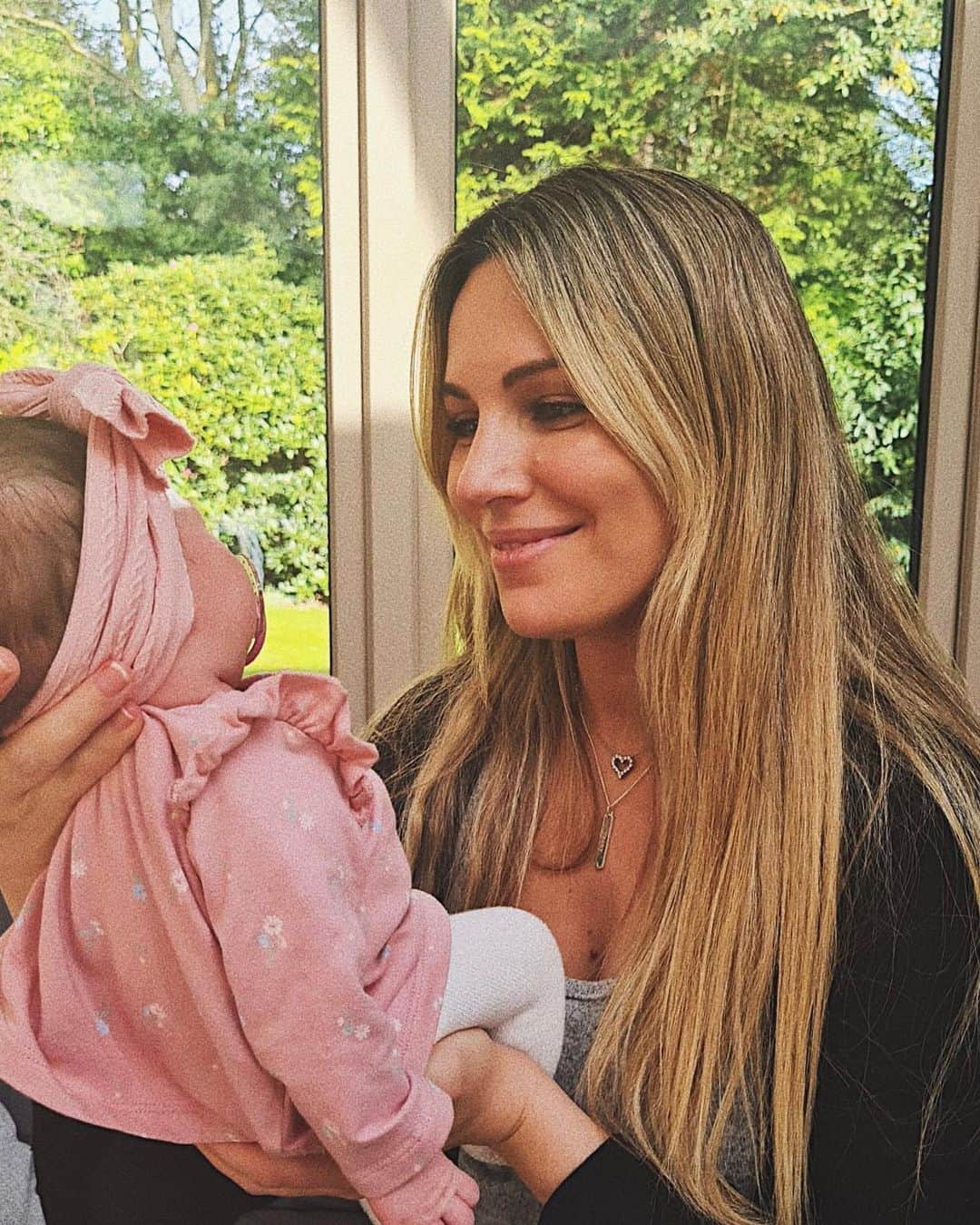 のインスタグラム：「Cuando te miro no existe límite en mi querer, te di la vida y volví a nacer para crecer contigo 👶🏼❤️ #Yanay #FelizPrimerMesDeVida #MiBebita」