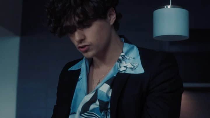 のインスタグラム：「would you video out now 🖤🌸 this one’s gonna be fun live, miss you all x  . . . a special shout-out to the incredible team that made this all happen, thank you for your hard work.   Executive Producer : @rachel_bashford Producer : @nell_film Prod. Manager : @sophiadembitzer  Director : @deansherwood 1st AD : @fredbwright DOP : @tobyleary 1st AC : @daza28 2nd AC : @tekko_1 Steadicam : @marcusalbertsen Gaffer : @Eliothenrimorris Spark : @maarrka.prof Runner : @ashleywhyte._ Hair/MUA : @romsartipi Wardrobe : @adelecany Editor : @deansherwood Colour : @colourbymegwan with Colour Support by @mill_ldn」