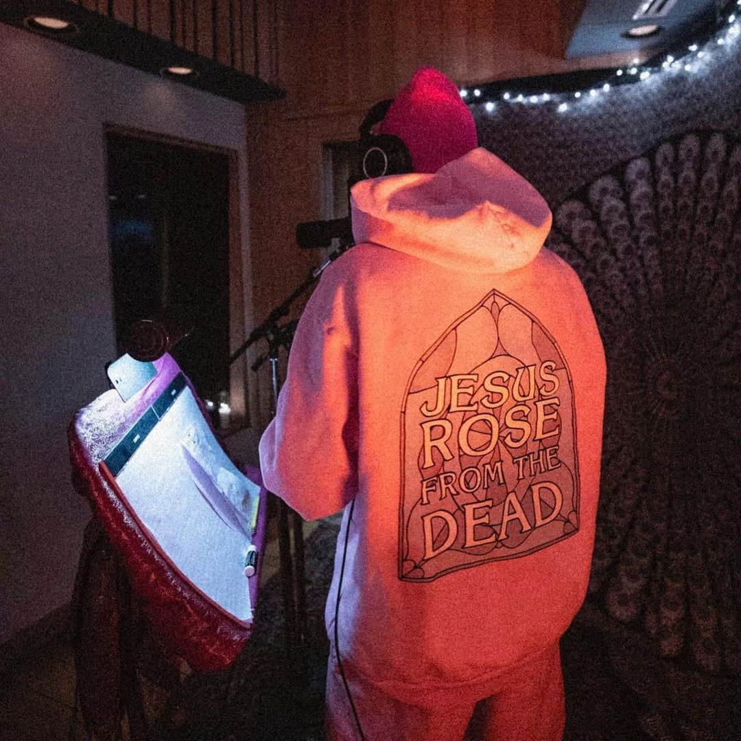 ジャスティン・ビーバーのインスタグラム：「Happy Easter, Jesus rose from the Dead. @simplegospel is dropping these limited JESUS ROSE FROM THE DEAD HOODIES, T’S, AND SHORTS AVAILABLE NOW BUT NOT FOR LONG.」