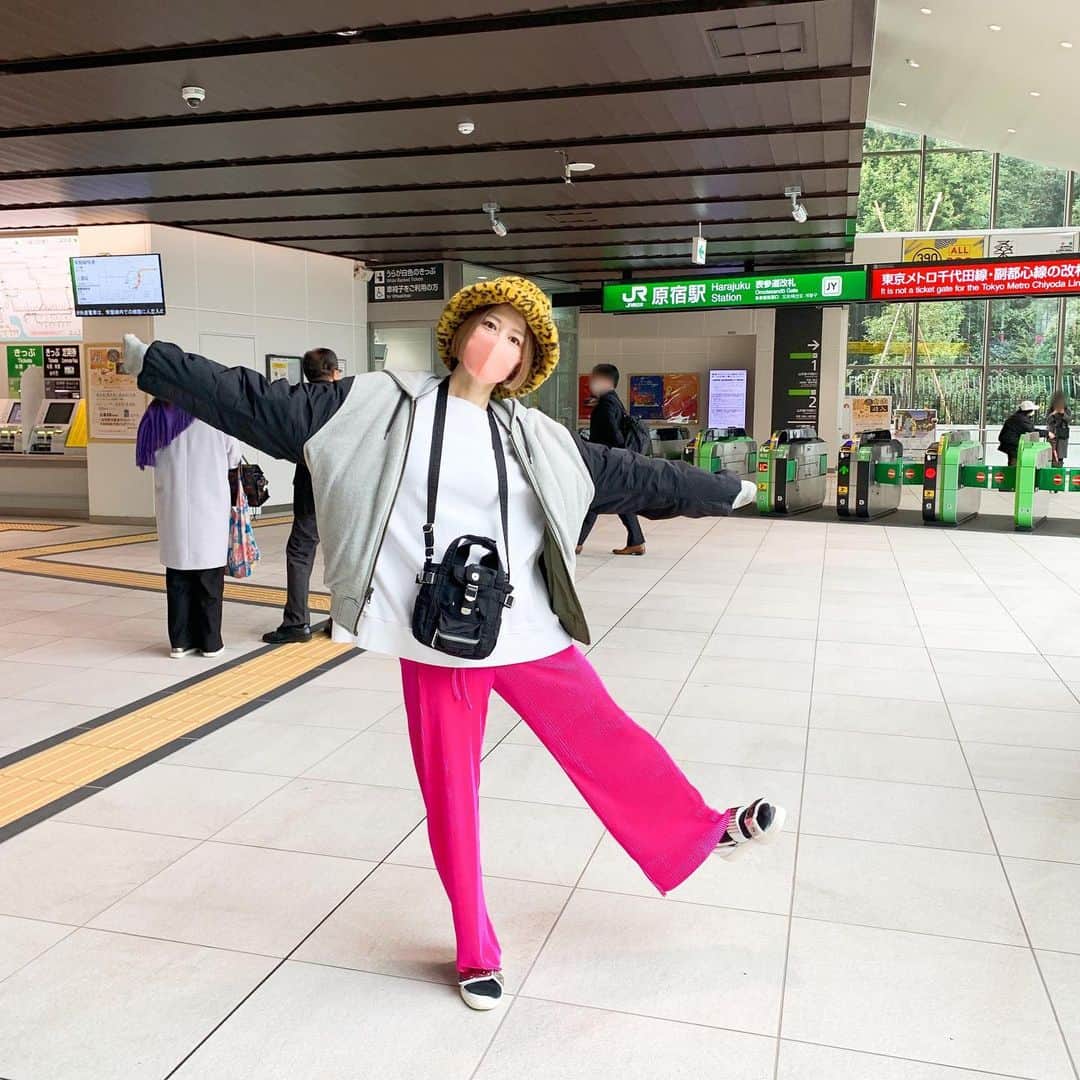 のインスタグラム：「ㅤㅤㅤㅤㅤㅤㅤㅤㅤㅤㅤㅤㅤ #私服戦隊ミヤジマン  かわいすぎ大好きバケットハット😘 ㅤㅤㅤㅤㅤㅤㅤㅤㅤㅤㅤㅤㅤ fur bucket hat: @candystripper_official  #candystripper  pants: @frenchpave_official  #cawaii shoes: @togaarchives  #togapulla  bag: @sacaiofficial #sacai  ㅤㅤㅤㅤㅤㅤㅤㅤㅤㅤㅤㅤㅤ #ジェンダーレスコーデ #派手服 #派手コーデ #派手髪女子 #派手髪ショート #ボーイッシュコーデ #今日のコーデ #ootd #宮島咲良 #ミヤジマン #ぼっち戦隊ミヤジマン」