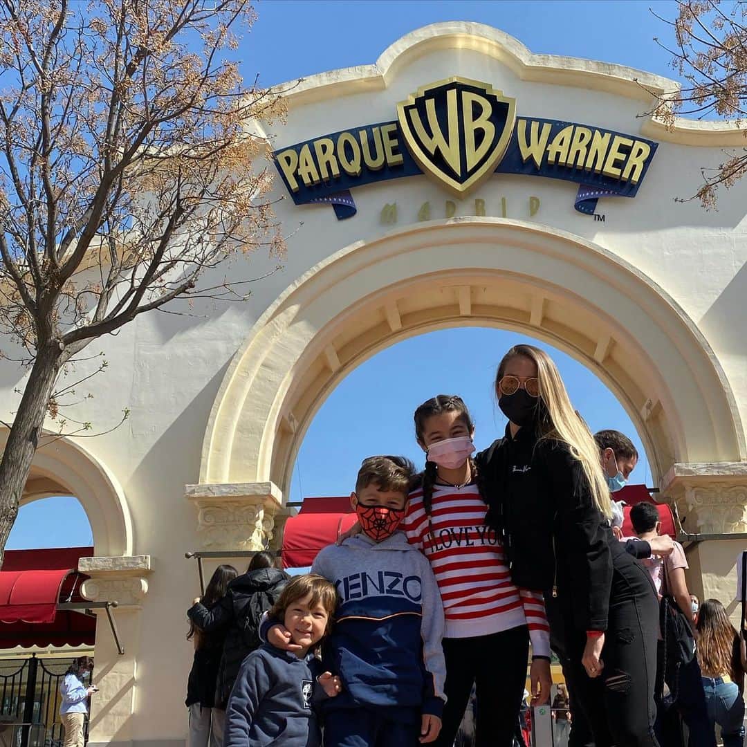 ソフィア・バルビのインスタグラム：「Super tarde en @parquewarner」