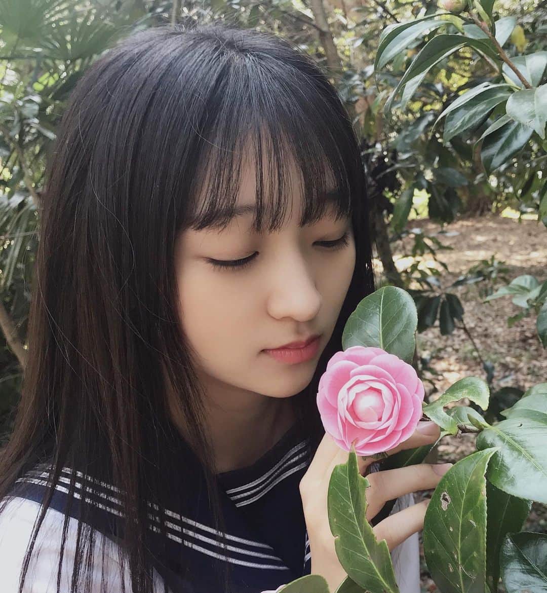 前野えまさんのインスタグラム写真 - (前野えまInstagram)「高校3年生になりました🌸 ・ ・ #高校3年生 #女子高生 #ljk #高校生 #セーラー服 #高校生活 #頑張る #17歳   #pinkflowers #flowerphotography #seventeen  #followme #tagsforlikes #tflers #tagsforlikesapp #actress #actor #girl #photography #portrait #portraitphotography #daily_phot_jpn #japan_daytime_view」4月5日 6時18分 - maeno_ema