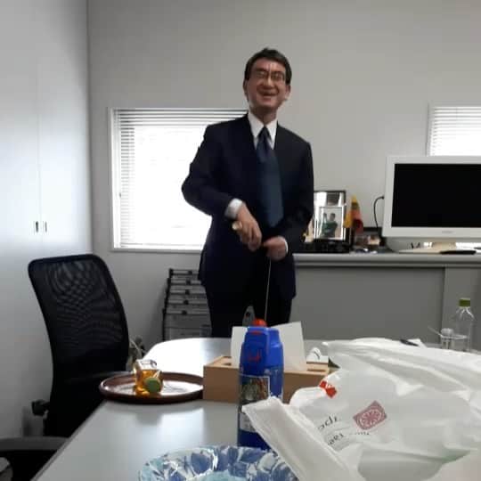 河野太郎のインスタグラム：「Kendama before lunch.」