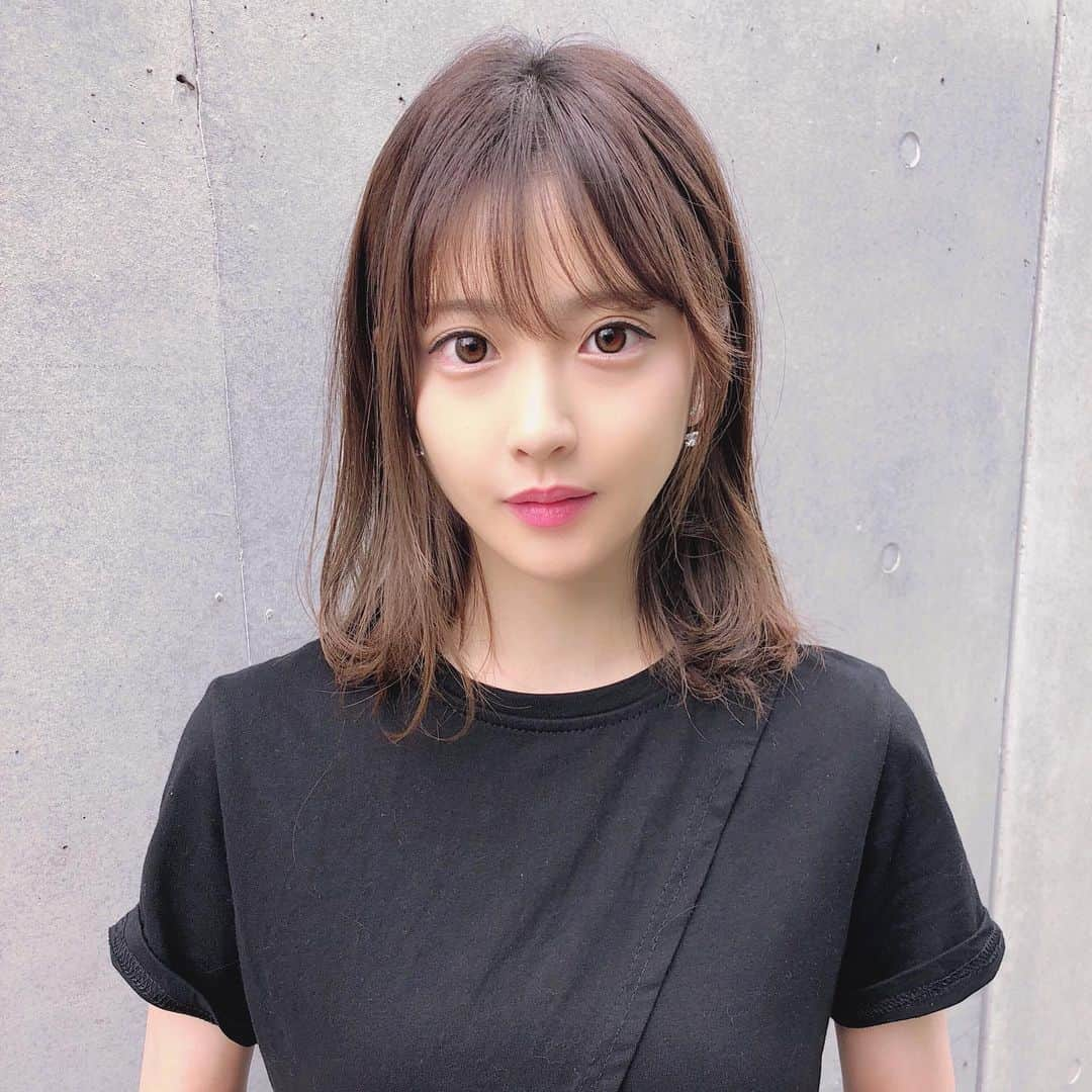 小西恭平さんのインスタグラム写真 - (小西恭平Instagram)「大人可愛いミディアムヘアです✂️✨﻿ ﻿ スタイリングも簡単で、﻿ 巻き方なども載せているので試してみてください😊﻿ ﻿ ﻿ ﻿ ﻿ ﻿ ﻿ ﻿ ️﻿ ﻿ ﻿ ﻿ ﻿ ﻿ ﻿ ご予約はプロフィール欄のネットページからご予約が可能です🌟﻿ ﻿ お店の住所は﻿ ﻿ ﻿ 〒107-0061港区北青山3丁目4-3 ﻿ のの青山2F  Nehan内﻿ ﻿ 電話番号　07013668526﻿ ﻿ こちらになります！少し迷いやすいので、行き方はハイライトなどにも載せていますのでご確認ください⭐️﻿ ﻿ ﻿ ﻿ ﻿ ﻿ ﻿ ﻿ #ハイライト#グレージュサロンモデル#ミディアム#美容師#グラデーションカラー#ロングヘア #ヘア#アレンジ#ヘアアレンジ#ロング#hair#グレージュ#ヘアスタイル#スタイリング#髪型 #メイク#シースルーバング#小顔カット#似合わせカット#ヘアカラー#hairstyle#コニタンカット﻿ ﻿ ﻿」4月5日 7時51分 - kyohei_konishi