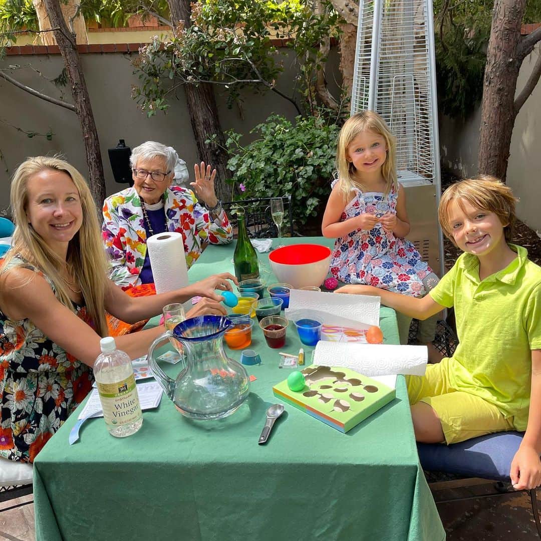 トニー・アゼベドのインスタグラム：「Happy Easter from the Azevedo’s!」