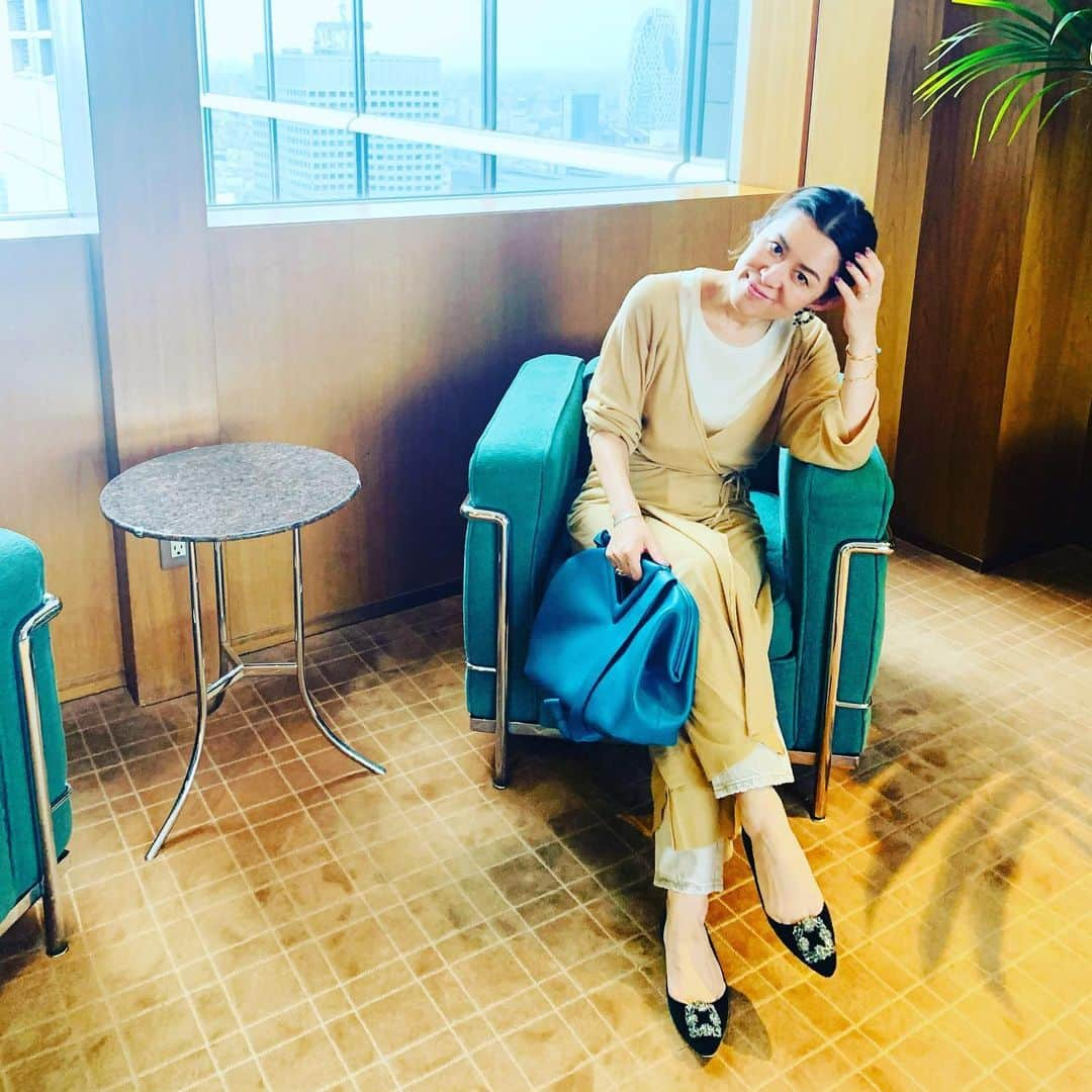 大草直子さんのインスタグラム写真 - (大草直子Instagram)「おはよう。少し小雨が降る東京、新しい１週間は、しっとりとスタート。優しくて甘くて、春の雨、好きです。繊細なカシミヤのローブが、アッパーハイツの新色、マーブルとベストマッチ。嬉しいな。クローゼットの中で、お気に入り同士が仲良くなってくれる幸せたるや！今日も良い日になりますように。 @amarc_official で #金沢旅の第二弾がアップします #今朝も動画撮影です #今週は子供たちの学校も #スタートします #進学する子 #新しい環境に移る子 #対面授業が始まる子 #それぞれ頑張った子供たち #本当に褒めてあげよう @equaland_trust  #chaos #upperhights  #bottegaveneta  #manoloblahnik  #ひなこが撮った１枚 #ママー最近肌がつやつやじゃん #と嬉しいじゃん #いま秘密兵器を開発なう #毎日私が試してます」4月5日 8時26分 - naokookusa