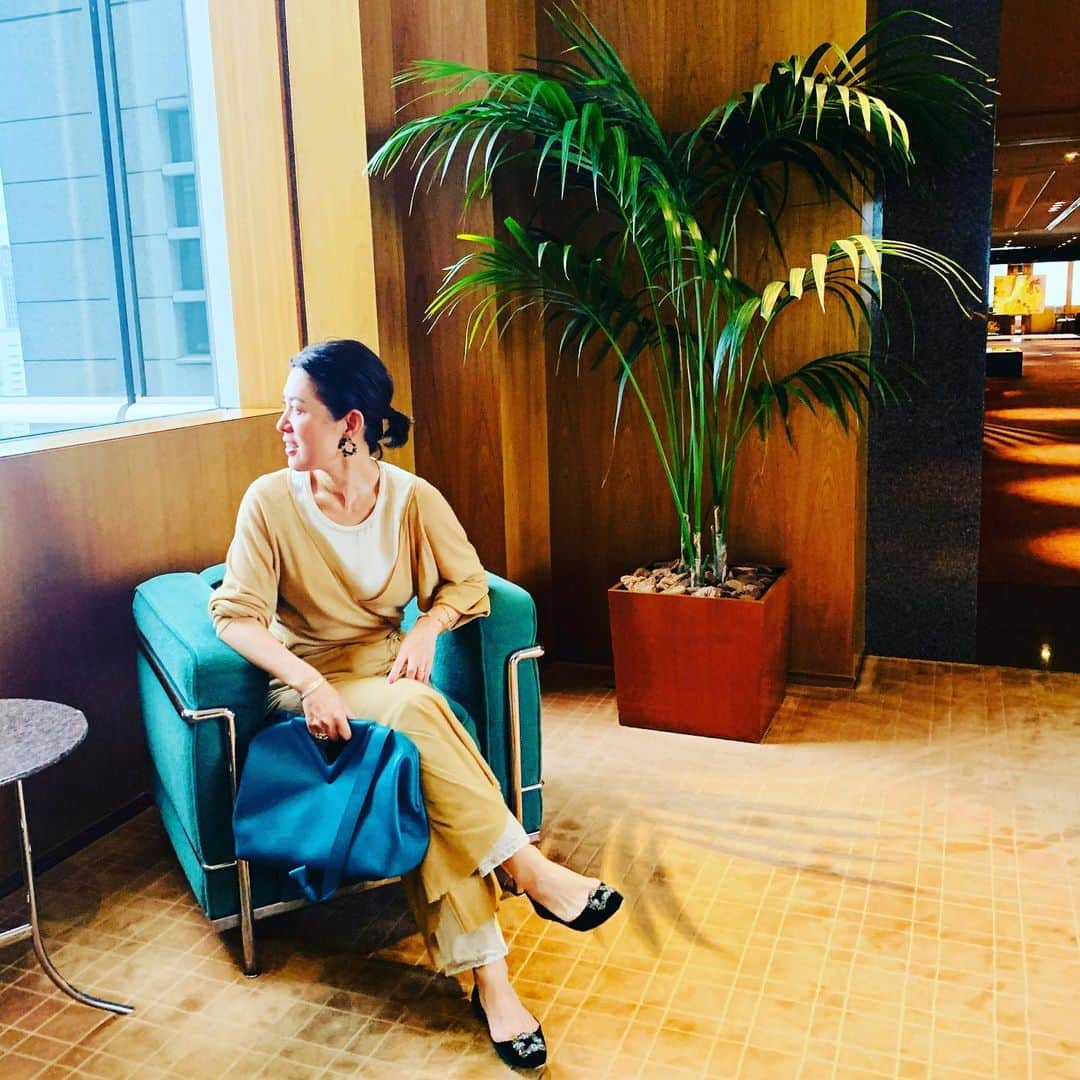 大草直子さんのインスタグラム写真 - (大草直子Instagram)「おはよう。少し小雨が降る東京、新しい１週間は、しっとりとスタート。優しくて甘くて、春の雨、好きです。繊細なカシミヤのローブが、アッパーハイツの新色、マーブルとベストマッチ。嬉しいな。クローゼットの中で、お気に入り同士が仲良くなってくれる幸せたるや！今日も良い日になりますように。 @amarc_official で #金沢旅の第二弾がアップします #今朝も動画撮影です #今週は子供たちの学校も #スタートします #進学する子 #新しい環境に移る子 #対面授業が始まる子 #それぞれ頑張った子供たち #本当に褒めてあげよう @equaland_trust  #chaos #upperhights  #bottegaveneta  #manoloblahnik  #ひなこが撮った１枚 #ママー最近肌がつやつやじゃん #と嬉しいじゃん #いま秘密兵器を開発なう #毎日私が試してます」4月5日 8時26分 - naokookusa