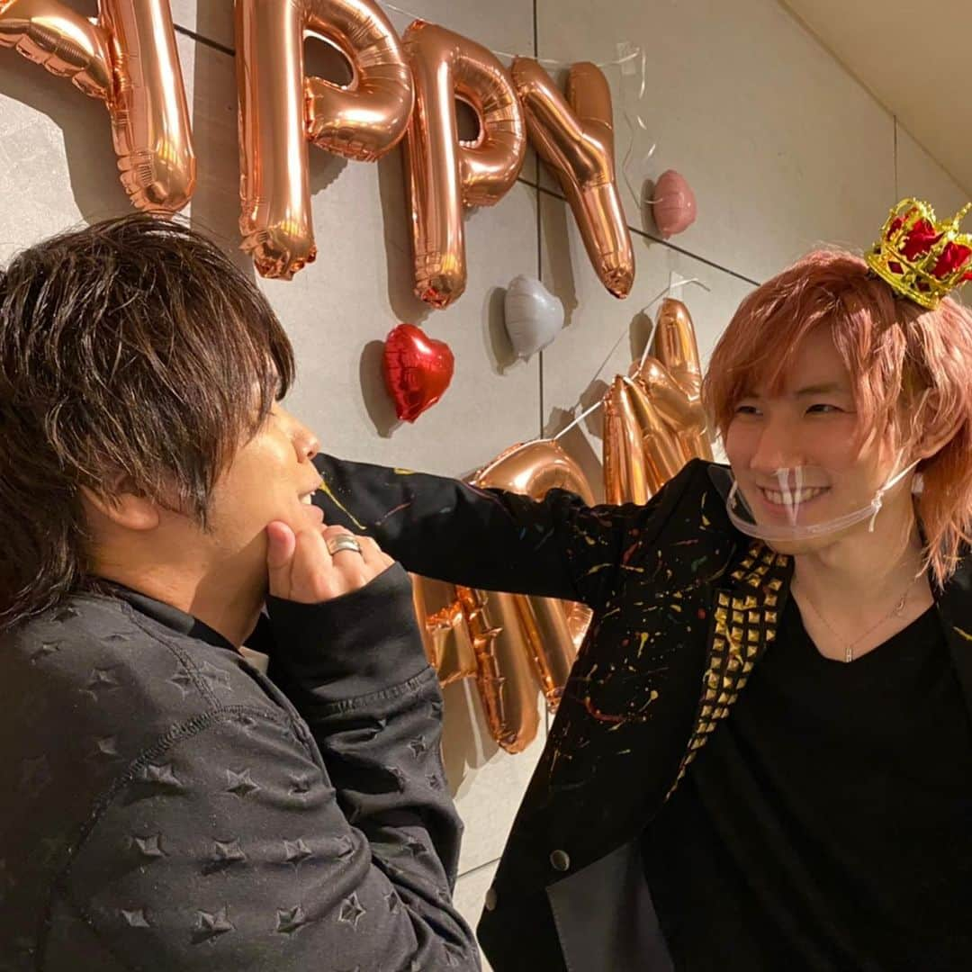 鯨井俊介さんのインスタグラム写真 - (鯨井俊介Instagram)「4/3 誕生日ライブありがとうございましたー！1月からだいぶ経ってしまったけど無事開催出来てホッとしてます！3月はアコースティックライブと生誕リハでだいぶ忙しいかったけどひと段落しました(｡・ｗ・｡)  1部はラーメン久しぶりに歌いました！完全にバンドマンでしたサイコー。純平が湯切りに全力過ぎたのでゆーぎりーゆぎりーあんま歌ってなかったけど。笑 りょーやのマイクスタンド持ちながら移動はワロタ。  2部はとにかく色々やった笑  ブレイクの曲の中でサウンドがお気に〜な歌ばかりやりました！超楽しかった！  本番中メンバーからプレゼント とゆうことで、純平からプレステカード 3000円分もらいました(｡・ｗ・｡) これで原神ガチャ引きます。  そしてりょーやはくじぴ個撮 特典券5枚買い始めました。 ちゃんと並んで鍵開けしましたね。 はやく載せてくださいTwitterに。ワラ  ゲストで友達の松浦くんが来てくれて なんと奇跡のシンデレラガール 一緒に歌ってまさかの12枚特典券 買い始めました。これもまたワロタ。  全てがおもろ過ぎた！  サプライズは可愛い緑ペンライトと装飾、ケーキなどいただきました！ホントにありがとう〜！祝い花もいただきました！ありがとう〜！今年も沢山祝っていただいたのでまた頑張りますー！  今月はひと段落したのでまたwithliveいっぱいやりまっす！！あと3月あまりかけてなかったけどハガキも今月からまたゴリゴリ出来るよーになったのでナイランの応援も楽しくやってくれたら嬉しいでーす！  では写真載せていきます！  ありがとうございました！」4月5日 8時31分 - kujidai24