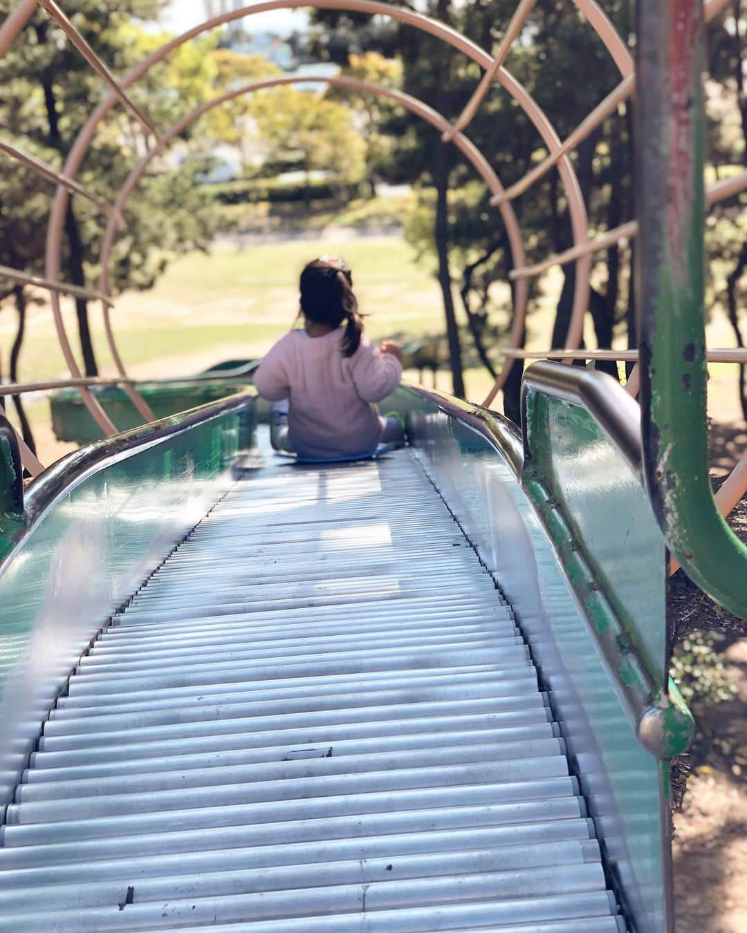 林香里さんのインスタグラム写真 - (林香里Instagram)「・ ・ 今日は、ひんやり肌寒い🥶 最近出番のなかったトレンチ羽織って 子供達と公園へ🌿🧢👟🏈 お尻が痛く痒くなるコロコロ滑り台 飽きずにエンドレスでした😂🔄🔄 私は1回でアウト🙅🏻‍♀️🤦🏻‍♀️w  #ootd#coordinate#wardrobe #outfit#fashion#mama#kids」4月5日 18時12分 - kaori_hayashi1203