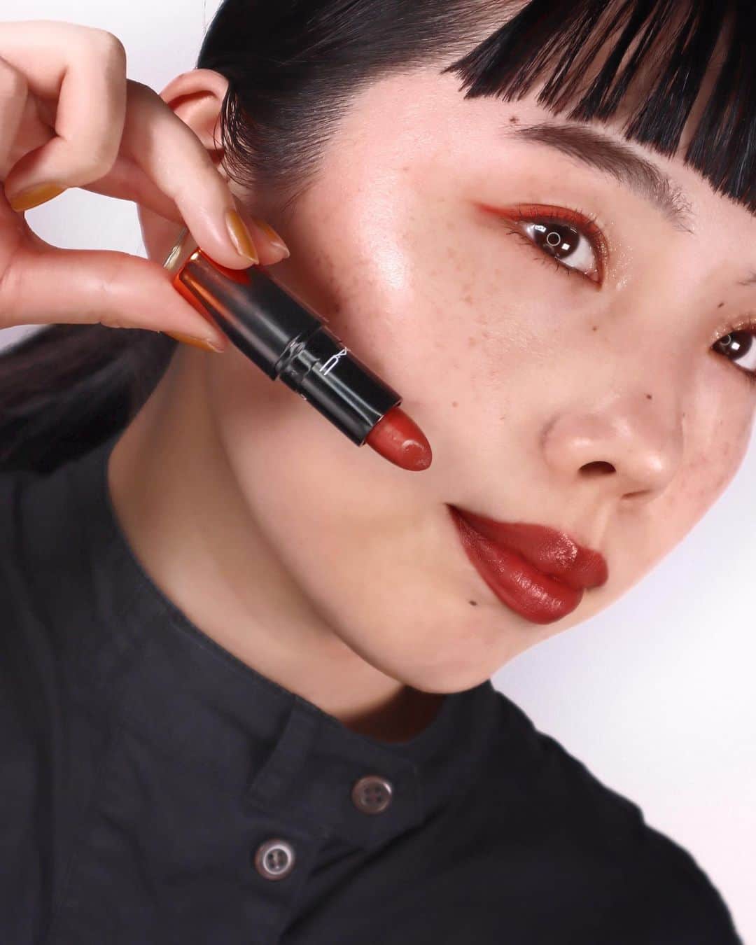 M∙A∙C Cosmetics Japanのインスタグラム：「【いよいよ明日先行発売！】 ひとぬりで、ぷるんとラブリーな唇へ！ 🆕ラブ ミー リップスティックから、 オレンジレッドのメイク ミー ケアに合わせたメイクルックご紹介🌸✨ ㅤ 《使用製品》 ＊LIPS ☑︎ラブ ミー リップスティック メイク ミー ケア ＊EYES ☑︎パウダー キス アイシャドウ ソー オート ライト ナウ ☑︎ダズルシャドウ リキッド ビーム タイム ＊BLUSH ☑︎M·A·C ミネラライズ ブラッシュ ウォーム ソウル ㅤ *2021/4/6(火) 公式オンライン先行発売 ※午前10時発売予定。システムの影響により、多少前後する可能性がございます。何卒ご了承ください。 *2021/4/9(金) 全国発売 ㅤ Shot by M·A·C EVENT ARTIST Hatsuo Arisaka @hatsuo_mua ㅤ #MACLOVEME #MACラブミー #オレンジメイク #オレンジリップ」