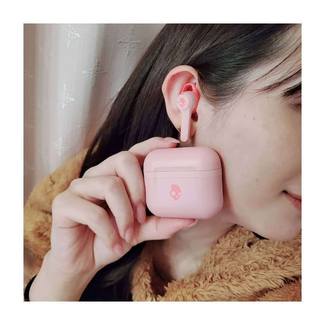 足立梨花さんのインスタグラム写真 - (足立梨花Instagram)「最近のお気に入りイヤホン🎧🎶 ピンクのものって持ってるだけでテンションあがります🥰 やっぱり音楽はアニソンでしょっ！笑  #スカルキャンディー #ワイヤレスイヤホン #イヤホン」4月5日 18時18分 - adacchee