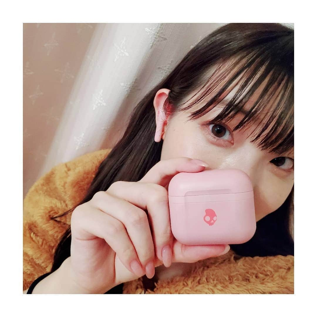 足立梨花さんのインスタグラム写真 - (足立梨花Instagram)「最近のお気に入りイヤホン🎧🎶 ピンクのものって持ってるだけでテンションあがります🥰 やっぱり音楽はアニソンでしょっ！笑  #スカルキャンディー #ワイヤレスイヤホン #イヤホン」4月5日 18時18分 - adacchee