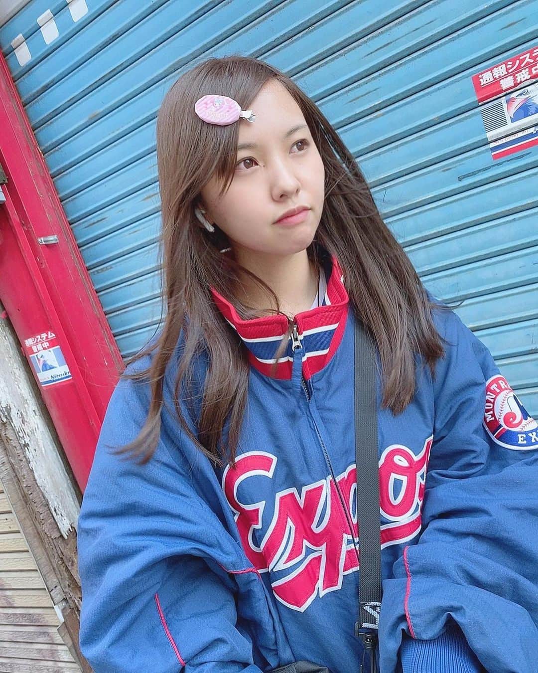 本郷柚巴のインスタグラム：「今日は全く化粧しない一日☺️  #スタジャン #古着」