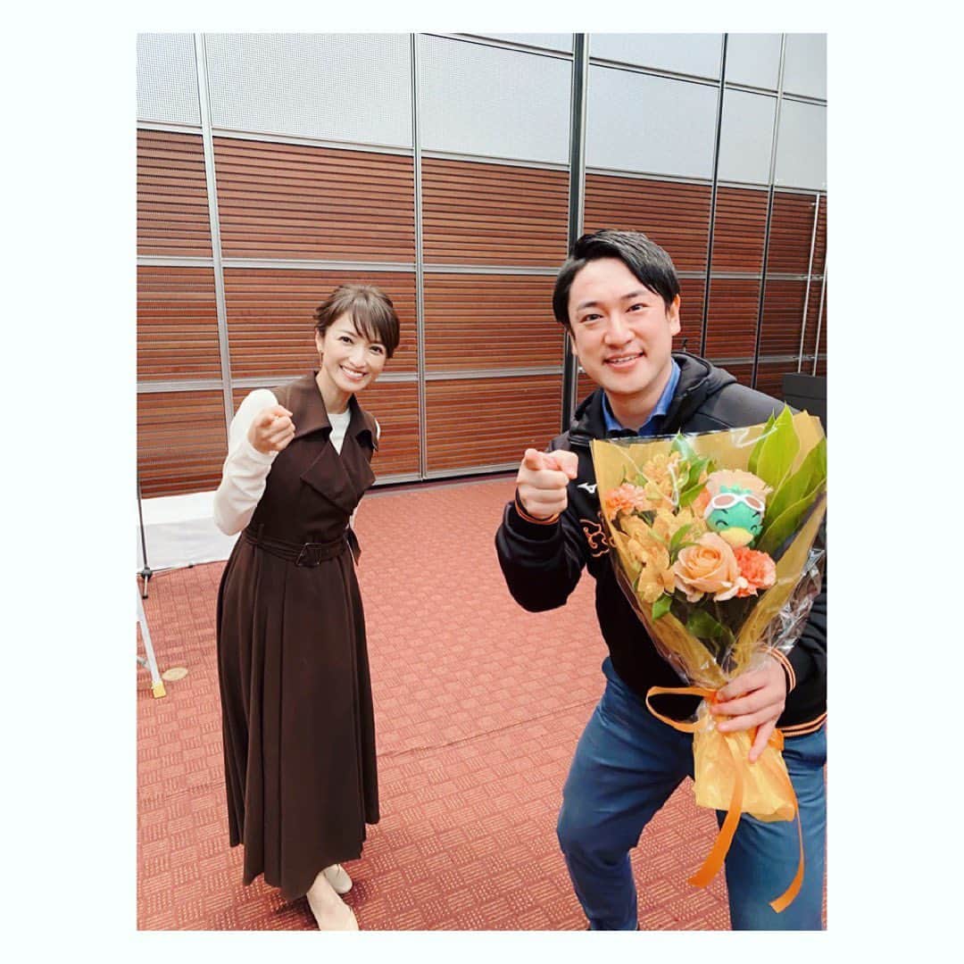 望月理恵さんのインスタグラム写真 - (望月理恵Instagram)「ズムサタの衣装写真は 義堂さんとのツーショットを 載せますね。 想いを書こうとすると まとまらなくて、、 とにかく 気持ちがかっこいい人！！ 熱いんです。面白いんです。 しかもみんなに 優しいんですよ。  トップス、ワンピース共に @akrisofficial  コート @pleindevie_japan  イヤリング @vendomeboutique_official  #ズムサタ#衣装 #義堂さん#卒業 ＃6年ありがとう」4月5日 18時29分 - mochiee28