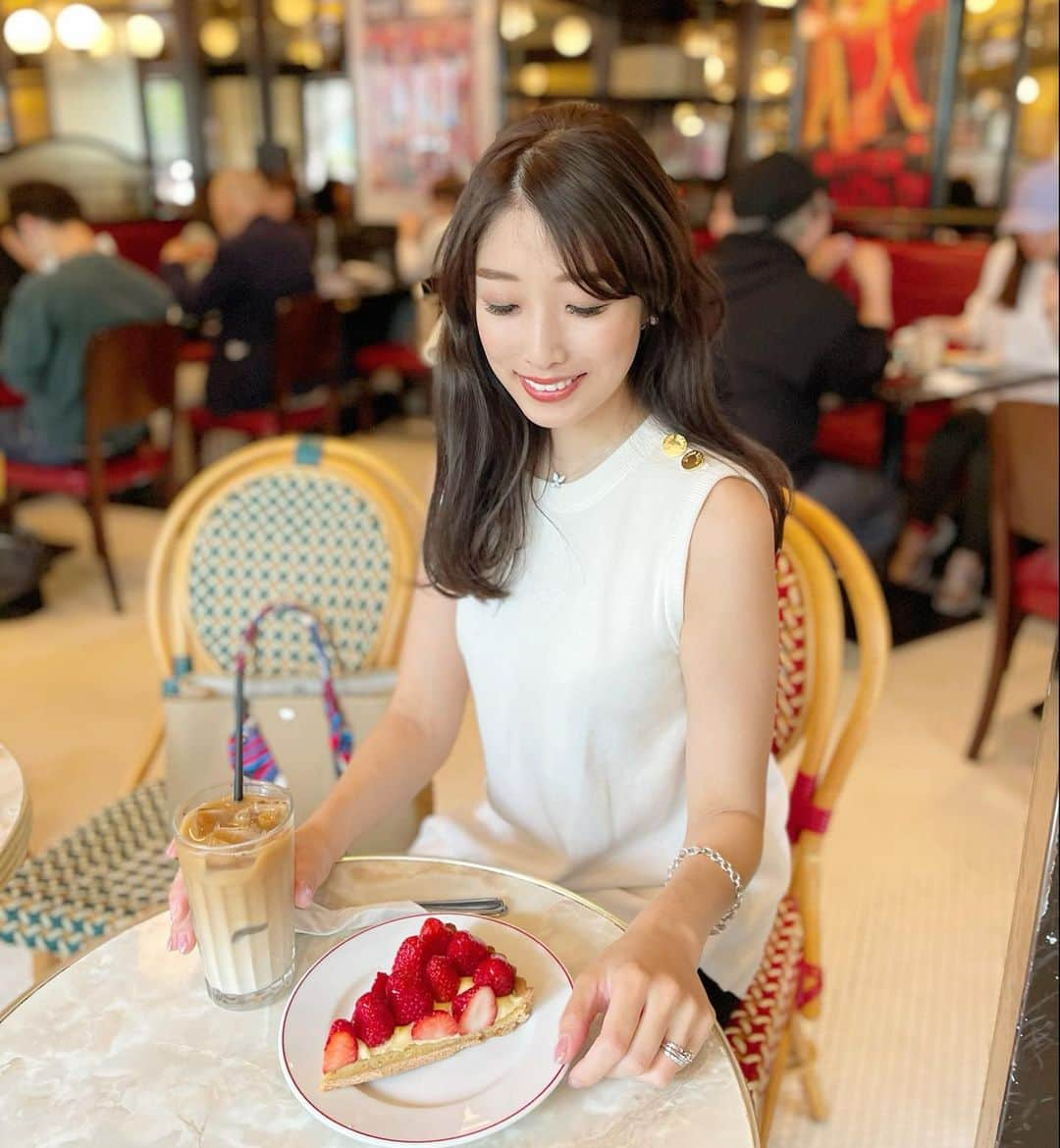 越馬千春さんのインスタグラム写真 - (越馬千春Instagram)「.  🍓🍰☕️💫  イチゴタルトが最高でした✨🍓 　　  私が長く通っている @spring_1021_  で 4/1〜4/30限定で まつ育応援キャンペーンを実施中です✨  オススメなのでこの機会にぜひ行ってみてください❣️  今なら私のインスタを見た！と予約時にお伝えして頂くと  👁まつ毛エクステの方アイパック無料 👁パリジェンヌの方ケラチントリートメント無料  🌱まつ毛美容液全品10%オフ ♡バミル¥11000➡︎¥9900‼︎ ♡ラッシュアディクト¥11000➡︎¥9900‼︎ ♡エグータム¥6050➡︎¥5445!!  🌱まつ毛エクステの方 オフ+アイシャンプーが無料‼︎ 当店オフ¥1100+アイシャンプー¥1100=2200➡︎¥0‼︎  🌱パリジェンヌ、ラッシュリフトの方 アシッドトリートメント¥550が無料!! (自まつげにハリとコシを与えるマリンフローラルの香りのトリートメント) #スプリング#まつげエクステ #マツエク #まつ毛エクステ#ネイル #表参道 #まつげパーマ #まつ毛パーマ#まつ毛カール #骨董通りパリジェンヌ#表参道パリジェンヌ#表参道ラッシュリフト#まつげパーマ#ボリュームラッシュ」4月5日 18時38分 - chiharukoshiba