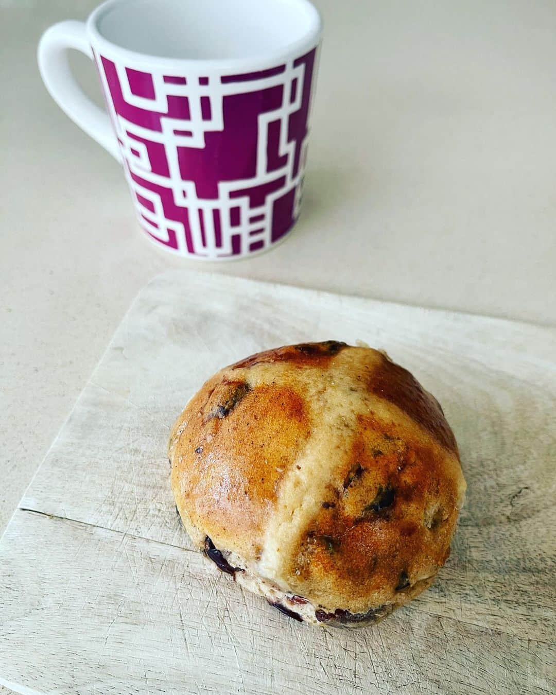 のインスタグラム：「Happy Easter ! 日本ではあまり馴染みのないイースター（復活祭）。イエス・キリストが亡くなった3日後に復活をした日のこと。キリスト教においてはクリスマスと並びとても重要な日のひとつで、毎年春分の日のあとの満月の次の日曜日が「イースターサンデー」、そして翌日の月曜は「イースターマンデー」と呼ばれ、イギリスでは数少ない連休です。そのイースターに食べるのがこのホットクロスバンズ／十字パン。レーズンやドライフルーツ、ミックススパイスの入ったバンズ。美味しいです。 朝のコーヒーはマグカップで。歴代のオリジナルマグも年季が入ってきました。そして新デザインのマグカップの『GUITARHYTHM』のリリックがデザインされたスペシャルバージョン「GUITARHYTHMマグ」の先行販売が明日(4/6)13時で締切だそうです。是非！  「GUITARHYTHM mug 2021 [BLACK]」 「GUITARHYTHM mug 2021 [RED]」 販売価格 各1,800円（税込）  オンラインストア https://hoteicom-store.com https://www.beatcrazy.net にて受付中!  #easter #布袋寅泰 #gマグカップ　#gマグカップの箱」