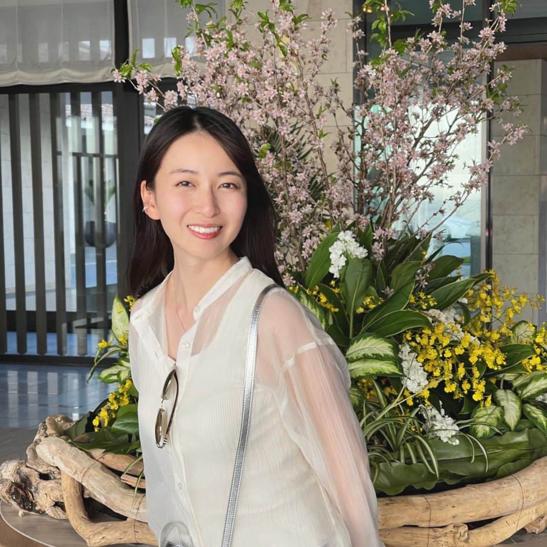 岩間恵のインスタグラム：「サンダル以外全身GUコーデ👖  バッグも @gu_for_all_  サンダルは @letalon_jp  サングラスは @burberry 🕶」