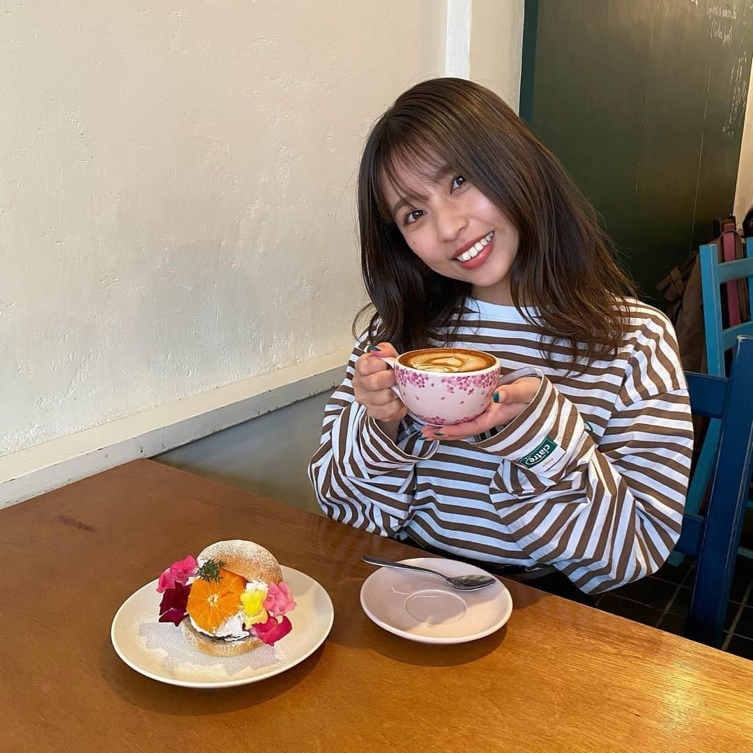 山尾梨奈さんのインスタグラム写真 - (山尾梨奈Instagram)「〻 お花をいっぱい食べました🍽🌷🌹🌻. . お花屋さん( @maestro_kyoto )の中にある 夢みたいなカウンターで食べられるソフトクリーム！ バニラ味に蘭の香りが付いてるんですけど 不思議と蘭の味がしてすっごく美味しかったです (蘭は食べたことないけど🤫). . . 話題のマリトッツォ🇮🇹🥯 フルーツとお花が満開でかわいい〜 餡子が入ってて最後まで飽きずに食べれました！ そして桜のカップに薔薇のラテアート… 春大満喫です！ずっと春でいい💗. . #kyoto #京都グルメ #京都カフェ #京都花屋 #京都アイス #京都マリトッツォ #推し京都 #丸太町グルメ #丸太町カフェ #ソフトクリーム #maestro #マリトッツォ #trentanove」4月5日 19時14分 - yamarina_1210