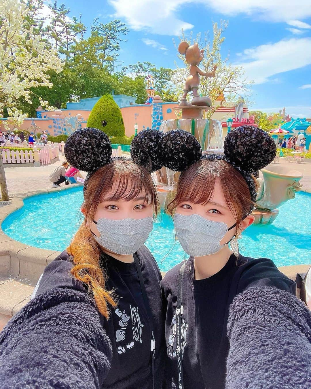 Kanaさんのインスタグラム写真 - (KanaInstagram)「ㅤ ㅤ iPhoneXSから12にしたんだけど 広角が偉大〜っ😭💗💗💗 ㅤ この一緒に手伸ばして2人で撮ってる感 好きだ、、😳💓❕() ㅤ ㅤ ウィリーくんスピリットジャージー こんな感じで胸元に ウィリーくんの刺繍があります🐭🚢🖤 ㅤ  ㅤ ㅤ ㅤ ㅤ ㅤ ㅤ #aya_kana ㅤ #kana_disney #kana_disneybound ㅤ ㅤ #東京ディズニーリゾート #ディズニーリゾート #東京ディズニーランド #ディズニーランド #トゥーンタウン #スピリットジャージー #蒸気船ウィリー #ミッキーコーデ #ディズニーコーデ #ブラックコーデ#ポップコーンバケット #tokyodisneyresort #tdr #tokyodisneyland #tdl #toontown #waltdisneyworldresort #wdw #spiritjersey #steamboatwillie #mickeymouse」4月5日 19時17分 - kalnnas2