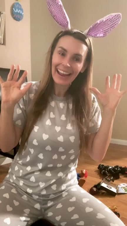 ターニャ・テイトのインスタグラム：「The Easter bunny was very kind to Ozzie 🐣 🐰🎁」