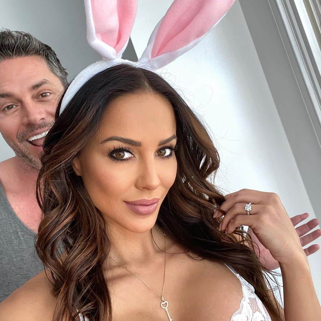 Melissa Risoさんのインスタグラム写真 - (Melissa RisoInstagram)「I’m his bunny 🐰 @brandon__messina #easter #fiance」4月5日 10時31分 - melissariso