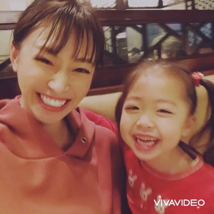 中村果生莉のインスタグラム：「😍 . . 超がつくほど仲良しの姪💕  時が経つのが早すぎて、、7月が来たら5歳になっちゃう〜。  この前、オムツ替えたりミルクあげてたと思ったら  もう色んな事が出来るようになったり  色んな事考えながら動くようになったり。  どんどん成長していく姿をこうして近くで見守れるのは嬉しくもあるけど  ちょっと複雑さも感じる、叔母さんです。  本人は、早く大人になりたいみたい😂  生き急がなくても大丈夫なのにね。笑  あと30年後は、時よ、経つなって心から言ってるよって教えてあげたい。笑笑  会えばいつもこうして2人でくだらない事してふざけてます♡  大きくなってもずっと、仲良しでいてくれるかな🥰 . . . . #親心とはこのことか #叔母さん だけど #もはや自分の子供 #似すぎてる #性格とか #姪」