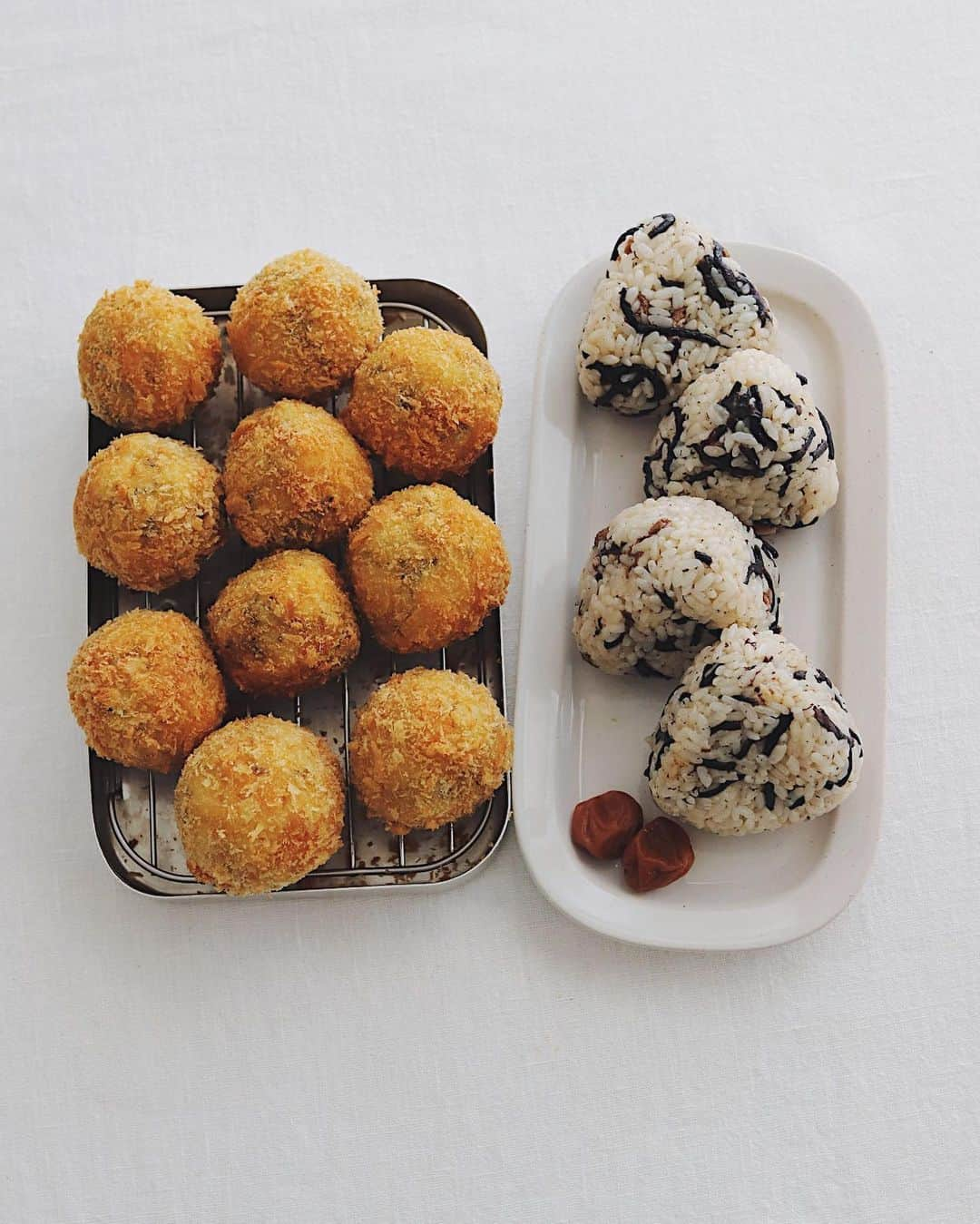 樋口正樹さんのインスタグラム写真 - (樋口正樹Instagram)「Potato Croquettes . お昼に高菜入りのコロッケ、 ＆ひじきごはんのおにぎり。 . 新じゃがのポテトコロッケ、 ちとサイズは不揃いですが 昼まで待てず大きいの味見。 高菜漬けと豚ひき肉だけで 調味料は加えてませんけど 揚げたてのホクホク美味し😋 . . #揚げたて最高 #揚げたてホクホク #高菜コロッケ #ひじきごはん #手作りコロッケ #揚げたてコロッケ #コロッケ #ポテトコロッケ #揚げたて #コロッケ好き #つまみ食い #高菜漬け #ごま高菜漬 #北野エース #kitanoace #potatocroquettes #croquettes」4月5日 11時36分 - higuccini