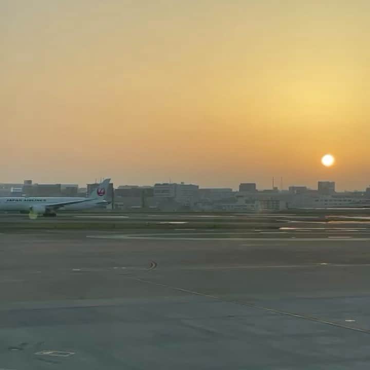 AMIのインスタグラム：「福岡空港で見た夕日が綺麗だった🌇」