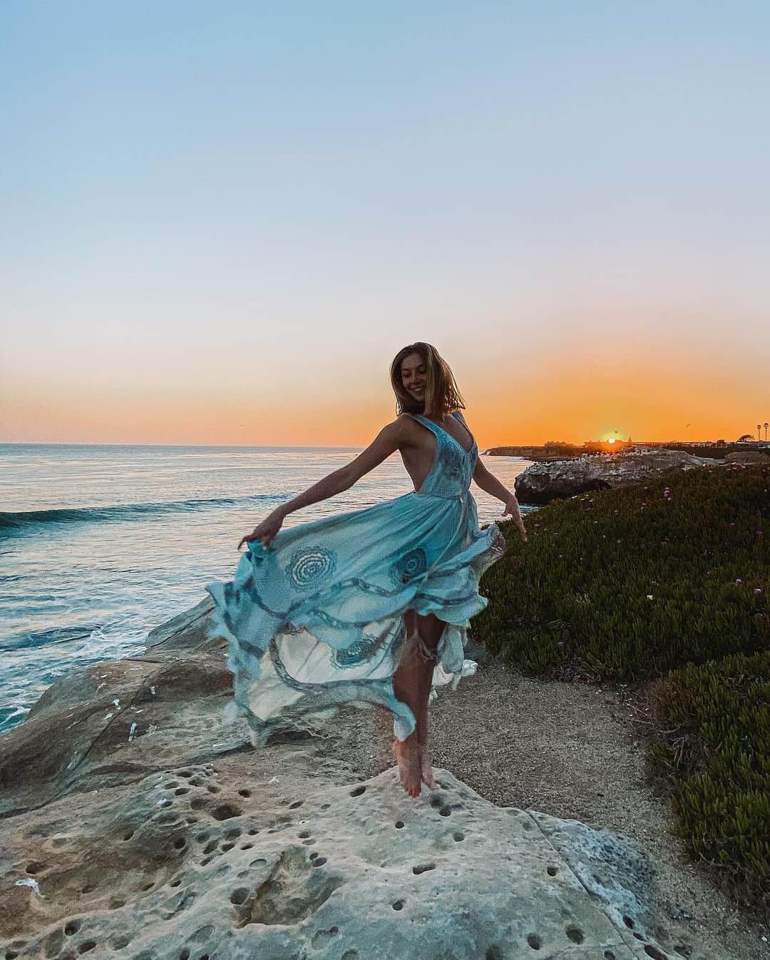 ポリーナ・エドモンズさんのインスタグラム写真 - (ポリーナ・エドモンズInstagram)「found the golden egg by the sea 🦋🌊  _____ #happyeaster #easter #eastersunday #eastersunset #oceansunset #sunsetbythesea #travelgirl #santacruz #californiasunset #coastalsunset #freepeople #romanticdress #romanticsunset #sunset」4月5日 11時49分 - polinaedmunds