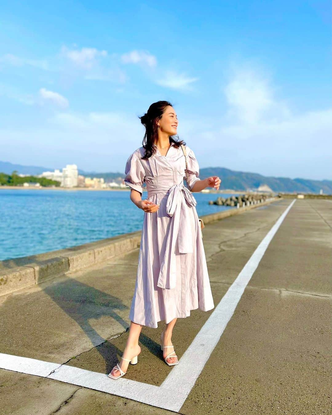 石井里奈さんのインスタグラム写真 - (石井里奈Instagram)「こんにちは☀️ . 今日も淡路島編✨ 宿泊したホテルニューアワジさんの近くにある大浜海岸で朝のお散歩🚶‍♀️💕 なんとここ、日本の快水浴場百選にも選ばれる人気ビーチ🏖✨ . 日の出をみて朝風呂して海を散歩してからの朝食👏これが洲本市の最高の朝の過ごし方❣️笑 . 海も透明でとっても綺麗で波も穏やかで、優しい波の音が朝の散歩に心地よくて💞 . 思わず鼻歌を歌いながら歩きたくなりました💕コロナも落ち着いて、もっと暖かい季節にきたら是非泳ぎたいなぁ🏊‍♀️✨ . dress... @snidel_official  sandals... @zara . スナイデルのシャツワンピース💕これも展示会でオーダーしてたんだけど海で着たいなと思って持って行ったの✌️ ホテルに戻ったらお部屋で朝日を眺めながら最高の朝食が用意されていて🥺✨ ご飯も炊きたてで美味しくておかわりしたよ❤毎朝こんな朝食食べたい🥺✨ . 今日も素敵な一日を👏🏻🧡 . #洲本温泉 #淡路島 #淡路島旅行 #pr #ホテルニューアワジ #ヴィラ楽園 #りなまるコーデ #大浜海岸 #海水浴 #海水浴場 #海開き #海 #sea #波 #波の音 #朝ごはん #朝活 #お散歩 #散歩 #朝散歩 #snidel #スナイデル #日の出 #淡路島観光 #淡路島グルメ #awajishima #朝食 #zara #ザラ #ザラジョ」4月5日 12時04分 - ri7tin1025