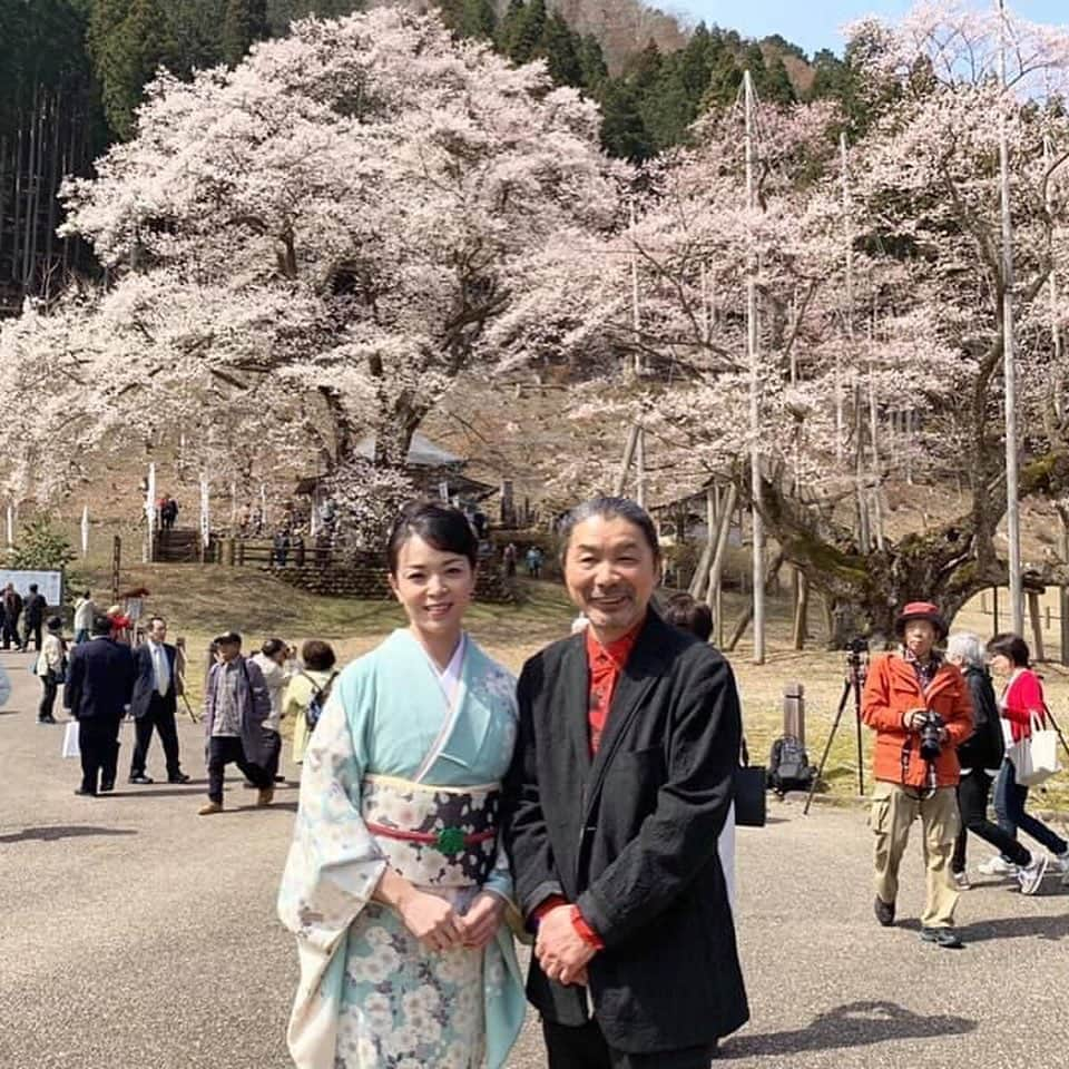 石原詢子さんのインスタグラム写真 - (石原詢子Instagram)「2年前の今日、この淡墨桜公園で『淡墨桜』を歌わせて頂きました！ ご一緒した宗次郎さんと。 2枚目は今年の淡墨桜 ３枚目と4枚目は今年の“淡墨桜”をYouTubeで配信してますので観てね！  #ただそばにいてくれて #古内東子 さん #5月19日 #発売 #1年半ぶり #新曲 #新生 #石原詢子 #世界観 #新境地 #ありがとう #メッセージソング #温もり #コロナ禍 #淡墨桜 #youtube配信中 #宗次郎さん #2019年 #2021年」4月5日 11時58分 - junko_ishihara.official