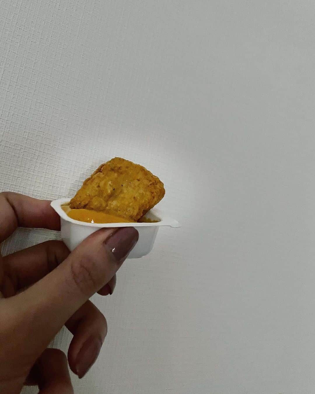 里海のインスタグラム：「真面目じゃなくたって私は怒らないよ✌🏻 わたしも楽しく生きてます👍🏻  マック、ダブルチーズバーガー派🍔」