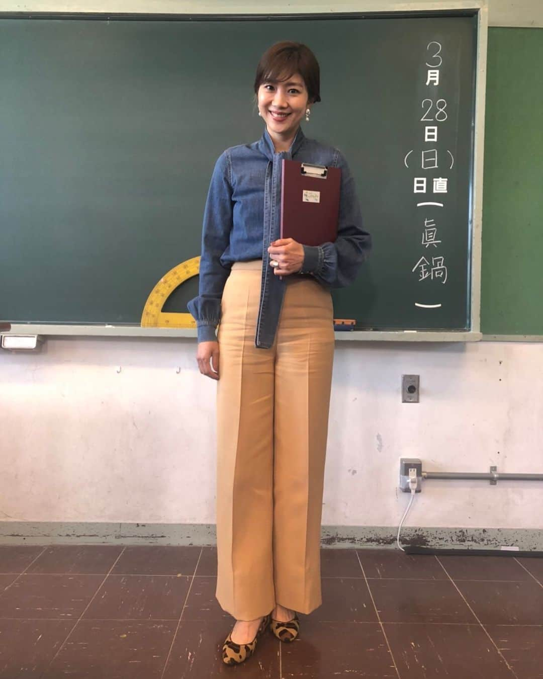 潮田玲子さんのインスタグラム写真 - (潮田玲子Instagram)「地上波で放送されたおバドミントン学園の衣装です。  トップス、パンツ共に @elisabettafranchi  ピアス @roomx601  デニム素材のブラウスが素敵でした🥰  #お台場バドミントン学園 #衣装紹介」4月5日 12時38分 - reikoshiota_official