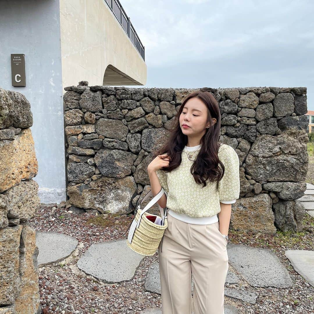 MeJiwooさんのインスタグラム写真 - (MeJiwooInstagram)「오늘의 두번째 프리오더🌼  귀여운 플라워패턴이 매력적인 반팔니트에요. 아방한 크롭 기장이 허리선에 똑 떨어져 다양한 하의와 매칭하셔도 다리가 길어보일 수 있는 마법의 탑제품.! 단품으로 착용시 가장 예쁘구요, 지금부터  초여름까지 쭈욱 즐기기 좋을것 같아요. 탄탄한 짜임새에 거슬림없는 텍스처라 부담없답니다.   할인프로모션 적용시 2만원 중반대로  스카이블루, 민트, 블랙 3가지 컬러 준비되었으니 굿 초이스 해주세요✔️  #지우trip」4月5日 13時14分 - mejiwoo103