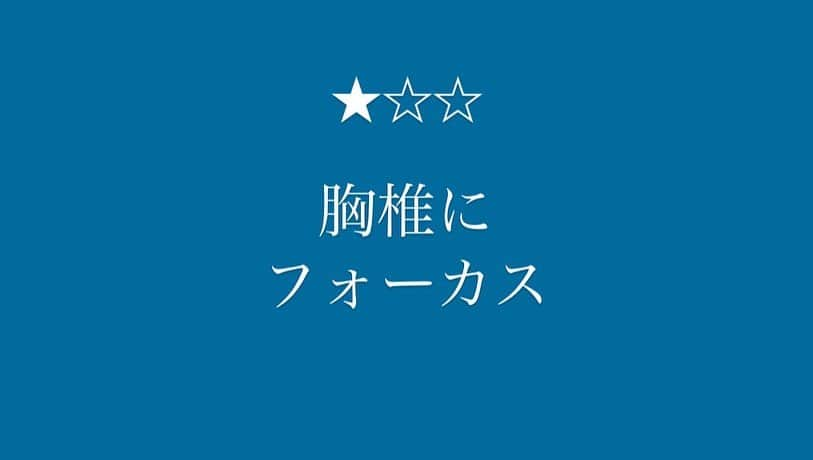 ヨガプラスのインスタグラム：「胸椎にフォーカスをおいた誰でも簡単おうちエクササイズ！胸が開き、首周りの疲れがスッキリしますよ👯‍♀️💕  #まいにちゼンプレイス#ゼンプレ#mainichizenplace#zenplace #ゼンプレイス #basipilates #basi #ピラティス #pilates #zenplacepilates #bodymake #肩こり#ダイエット#ボディメイク #フィットネス #ヨガ #簡単ヨガ#ダイエット #自宅トレーニング #お家トレーニング #簡単エクササイズ動画 #簡単エクササイズ #pilatesathome」