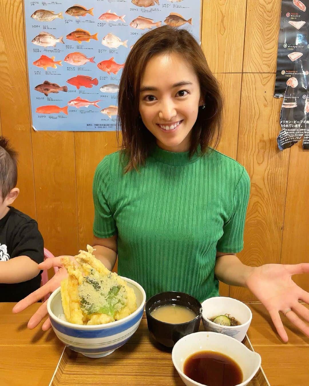 夏美のインスタグラム：「沖縄市にある　#大魚 🐟🐠🐡 お店が渋くて良い雰囲気❗️ なんでだろう天丼があるとどうしても天丼を頼んでしまう🍚笑 ＊ ＊ 全然話変わるんですがこのハサミ知ってます？✂️ 夫がイオンで買ってきたんですがめちゃくちゃ便利❗️❗️ 子供がまだ大きい物とか長い物が食べられないので 外食の時にいろいろ切りたいんだけど お箸とかフォークで切るのって意外にかなり大変‼︎‼︎笑 これサックサク切れる😳 ちょこっとおすすめアイテムでした😁 ＊ ＊ #夏美の沖縄ライフ  #沖縄　#沖縄市　#okinawajapan」
