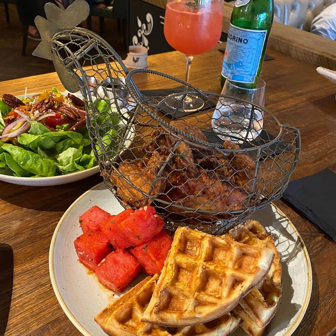 市原彩花さんのインスタグラム写真 - (市原彩花Instagram)「Yardbird Southern Table & Bar at Marina Bay Sands🇺🇸🇸🇬 Traditional and entertaining  American restaurant😍  マリーナベイサンズでランチ🐓❤️ 伝統的なアメリカ料理のお店 @yardbirdsingapore 🇺🇸 ここはチキン&スイカ&ワッフルのプレートが名物なの😳🐓🍉🧇(写真4枚目) このチキンがカリッとジューシーで最高だったぁ🤤💕  最後はドーナツツリー🍩🎄とパンケーキも出てきてお腹いっぱい🤣 これ、2人前のブランチセットだけど食べきれないからお持ち帰りしたよ🤣 さすがアメリカ🤣🇺🇸  店内もお洒落で、料理も美味しいからすごく賑わってた😆 美味しいアメリカ料理を食べにぜひ行ってみてね😘  #yardbirdsingapore#marinabaysands#マリーナベイサンズ#singapore#シンガポール#singapura#singaporefoodie#singaporelife#シンガポールグルメ#シンガポールレストラン#ドーナツ#doughnuts#cewek#gadis#gadiscantik」4月5日 13時39分 - ayaka_ichihara