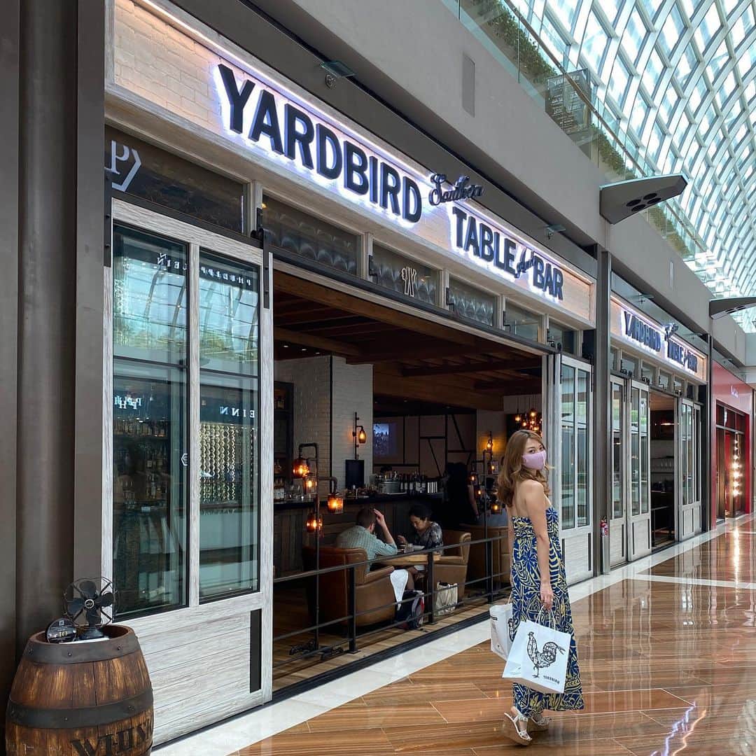 市原彩花さんのインスタグラム写真 - (市原彩花Instagram)「Yardbird Southern Table & Bar at Marina Bay Sands🇺🇸🇸🇬 Traditional and entertaining  American restaurant😍  マリーナベイサンズでランチ🐓❤️ 伝統的なアメリカ料理のお店 @yardbirdsingapore 🇺🇸 ここはチキン&スイカ&ワッフルのプレートが名物なの😳🐓🍉🧇(写真4枚目) このチキンがカリッとジューシーで最高だったぁ🤤💕  最後はドーナツツリー🍩🎄とパンケーキも出てきてお腹いっぱい🤣 これ、2人前のブランチセットだけど食べきれないからお持ち帰りしたよ🤣 さすがアメリカ🤣🇺🇸  店内もお洒落で、料理も美味しいからすごく賑わってた😆 美味しいアメリカ料理を食べにぜひ行ってみてね😘  #yardbirdsingapore#marinabaysands#マリーナベイサンズ#singapore#シンガポール#singapura#singaporefoodie#singaporelife#シンガポールグルメ#シンガポールレストラン#ドーナツ#doughnuts#cewek#gadis#gadiscantik」4月5日 13時39分 - ayaka_ichihara