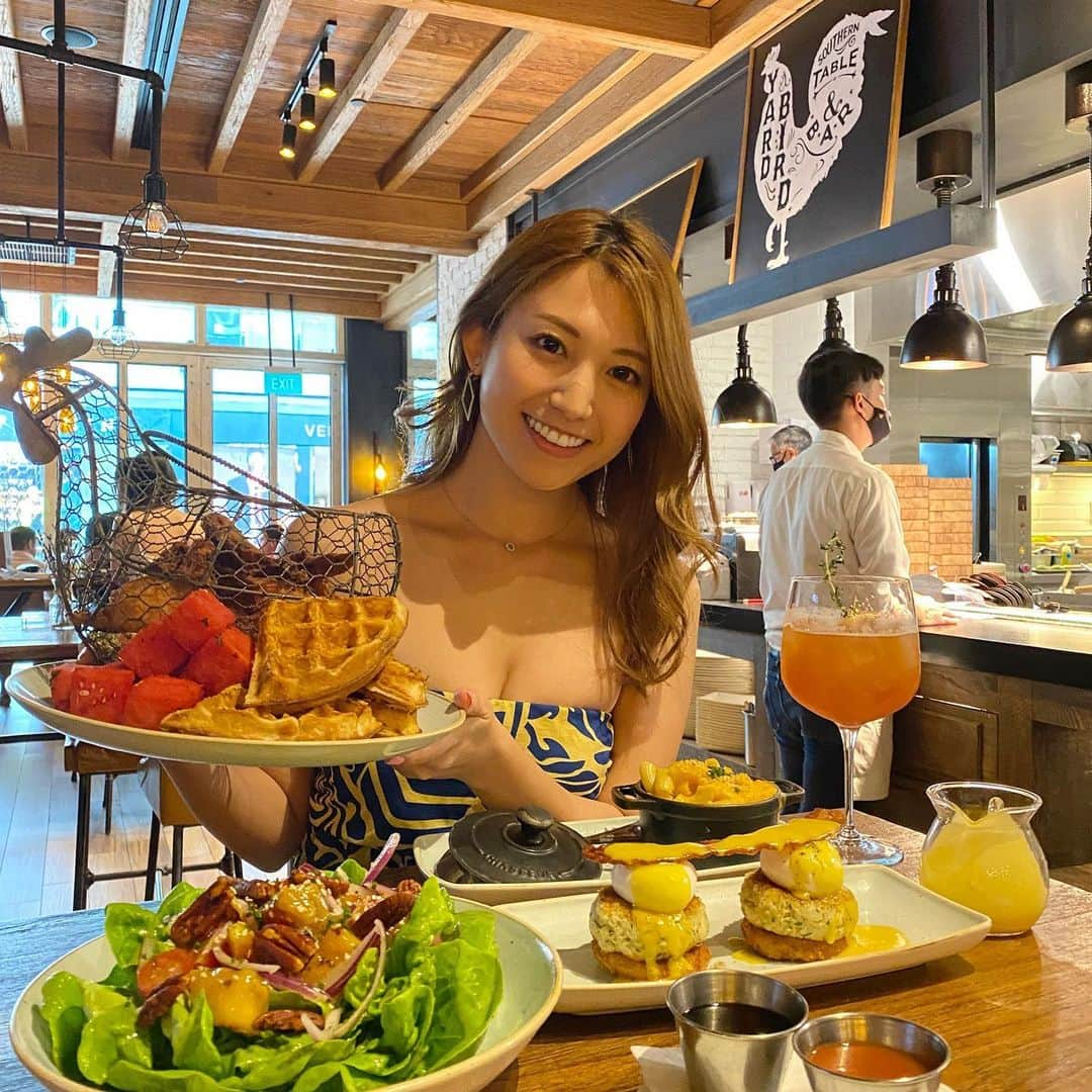 市原彩花さんのインスタグラム写真 - (市原彩花Instagram)「Yardbird Southern Table & Bar at Marina Bay Sands🇺🇸🇸🇬 Traditional and entertaining  American restaurant😍  マリーナベイサンズでランチ🐓❤️ 伝統的なアメリカ料理のお店 @yardbirdsingapore 🇺🇸 ここはチキン&スイカ&ワッフルのプレートが名物なの😳🐓🍉🧇(写真4枚目) このチキンがカリッとジューシーで最高だったぁ🤤💕  最後はドーナツツリー🍩🎄とパンケーキも出てきてお腹いっぱい🤣 これ、2人前のブランチセットだけど食べきれないからお持ち帰りしたよ🤣 さすがアメリカ🤣🇺🇸  店内もお洒落で、料理も美味しいからすごく賑わってた😆 美味しいアメリカ料理を食べにぜひ行ってみてね😘  #yardbirdsingapore#marinabaysands#マリーナベイサンズ#singapore#シンガポール#singapura#singaporefoodie#singaporelife#シンガポールグルメ#シンガポールレストラン#ドーナツ#doughnuts#cewek#gadis#gadiscantik」4月5日 13時39分 - ayaka_ichihara